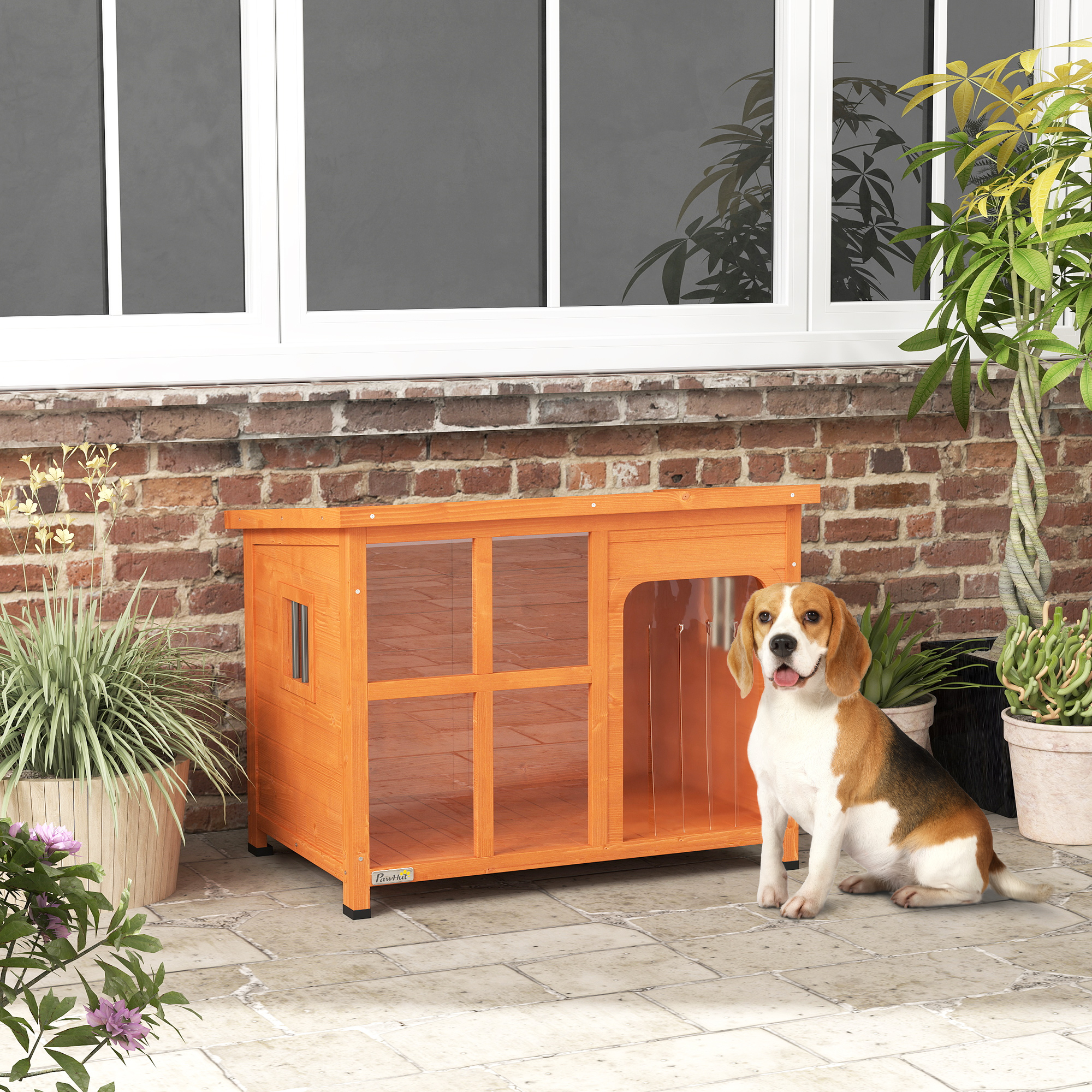 Una caseta para perros con un perro sentado delante y plantas alrededor.
