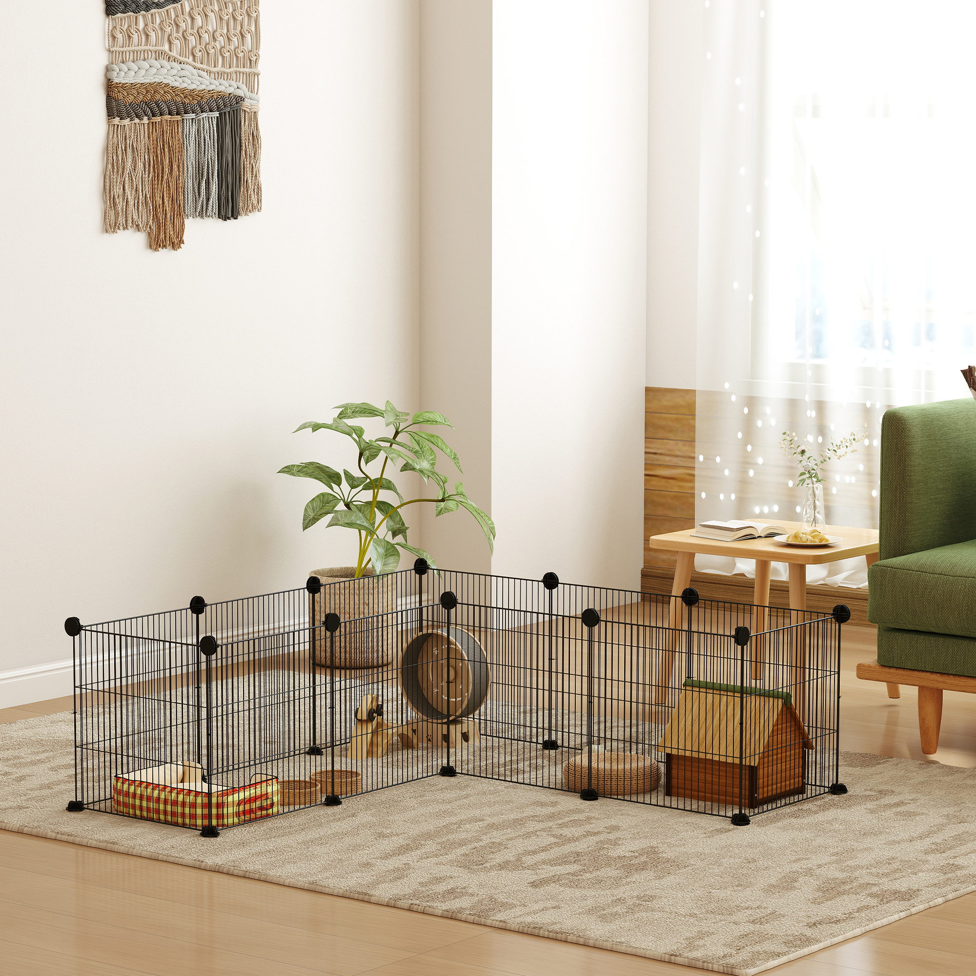 Una valla negra para mascotas en una habitación con planta, mesa y sofá verde. Una casa y cuencos adentro.
