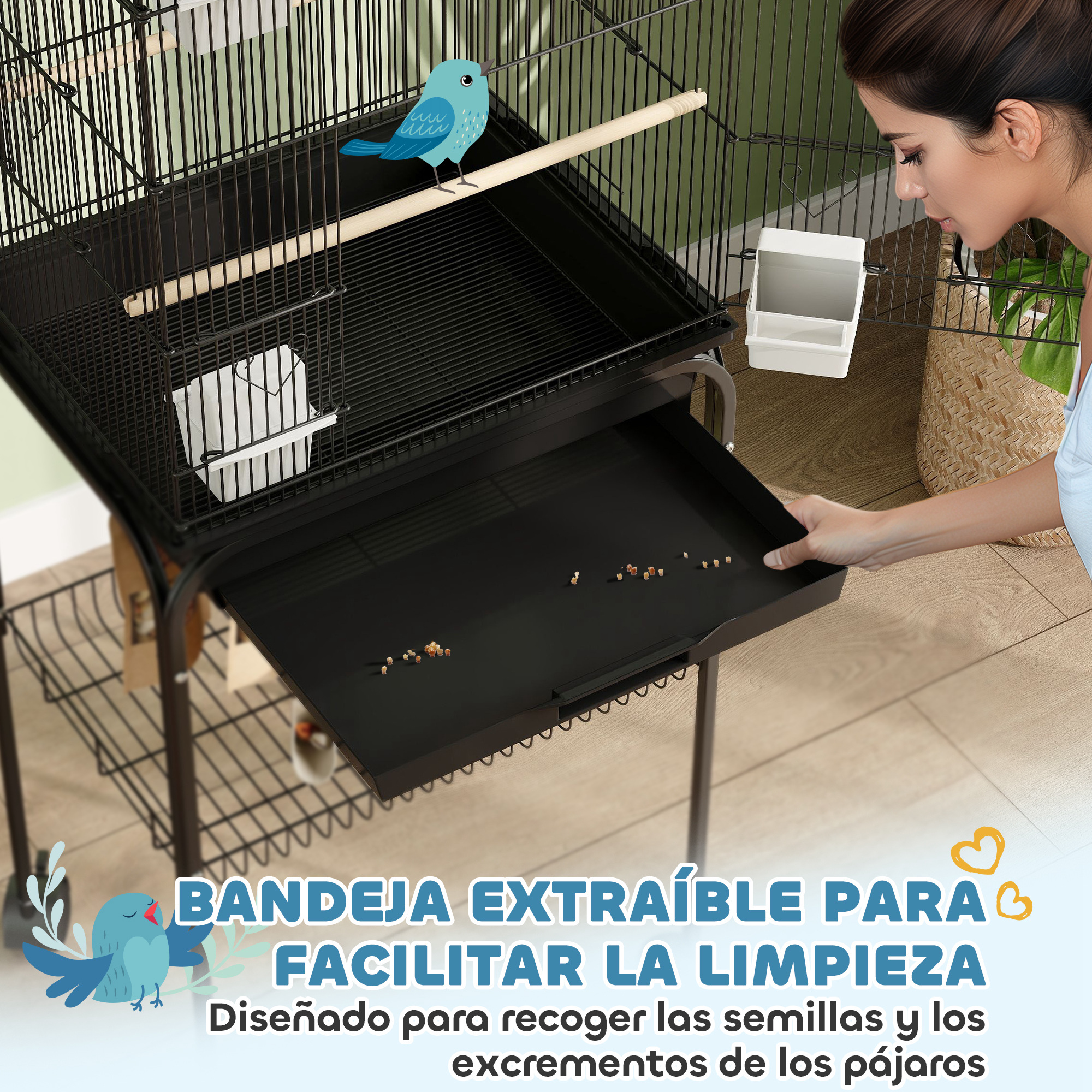 Una mujer limpia una jaula para pájaros con una bandeja extraíble. Un pájaro azul está encima de la jaula.