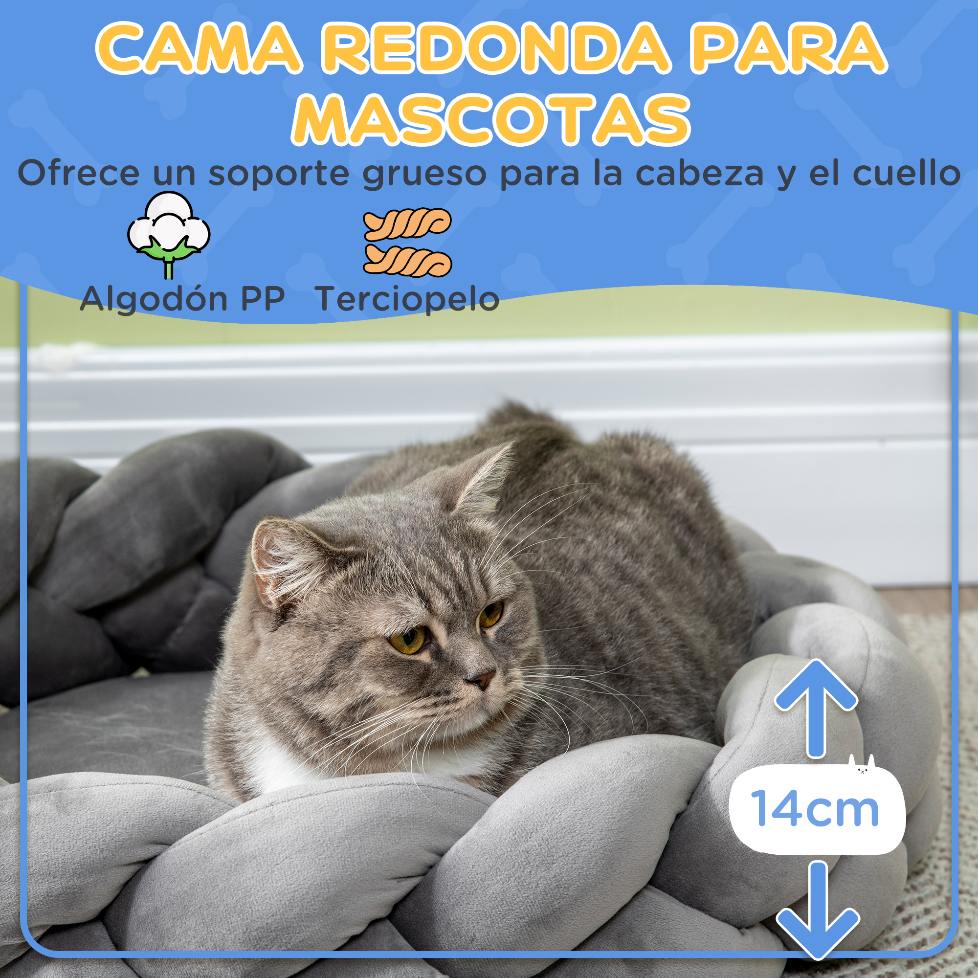 Un gato gris está en una cama gris trenzada para mascotas. La cama es gruesa y ofrece soporte para la cabeza y el cuello.