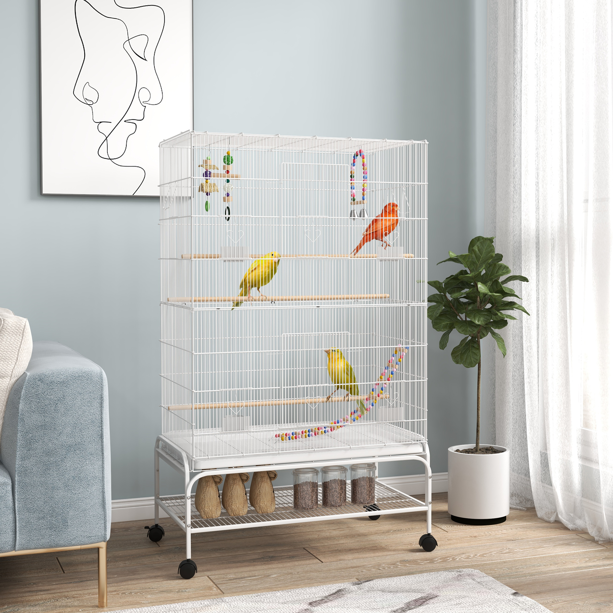 Una jaula para pájaros con juguetes y pájaros está en una habitación con un cuadro, una planta, un sofá y una alfombra.