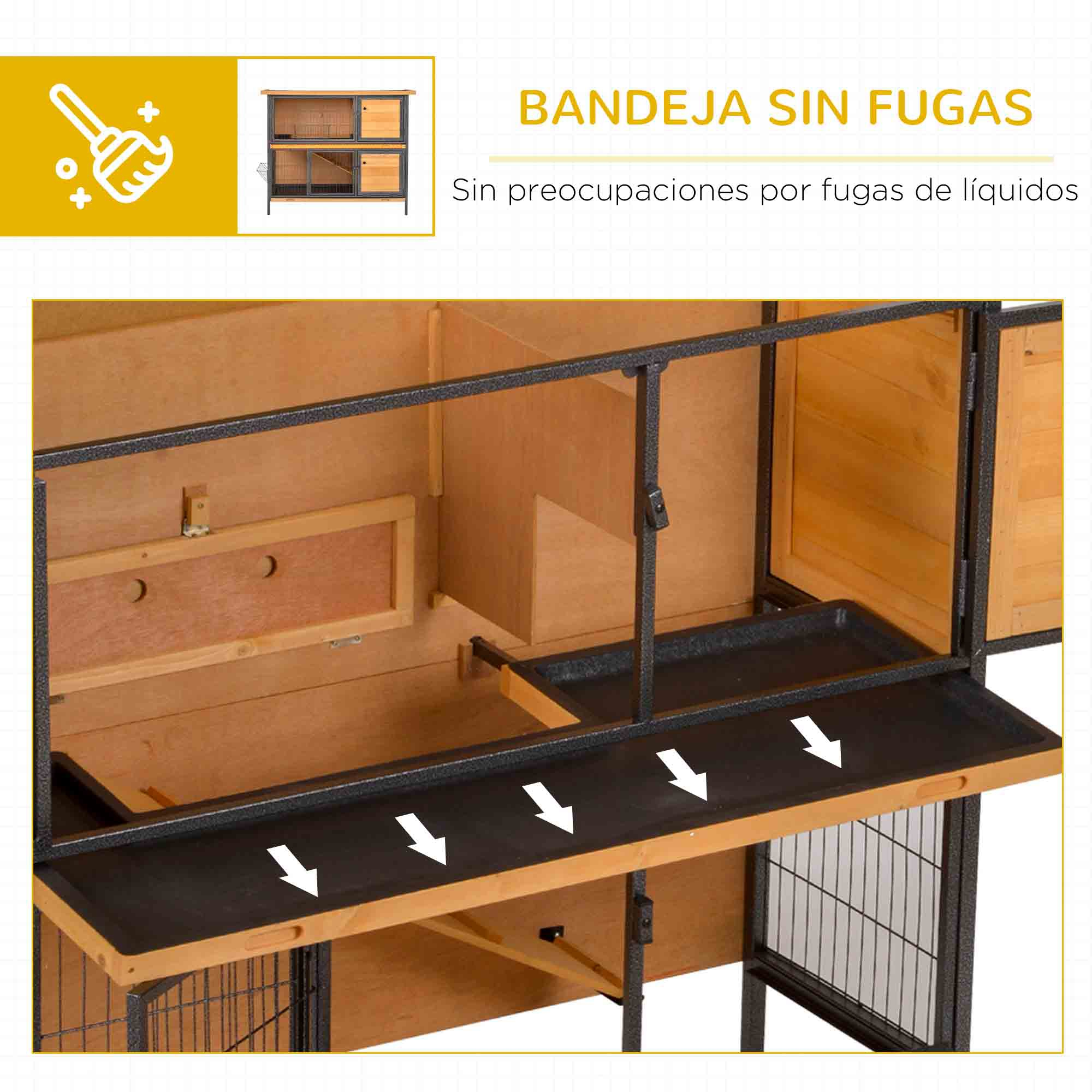 Una casa de madera para mascotas con una bandeja extraíble, etiquetada con flechas. El fondo es blanco.
