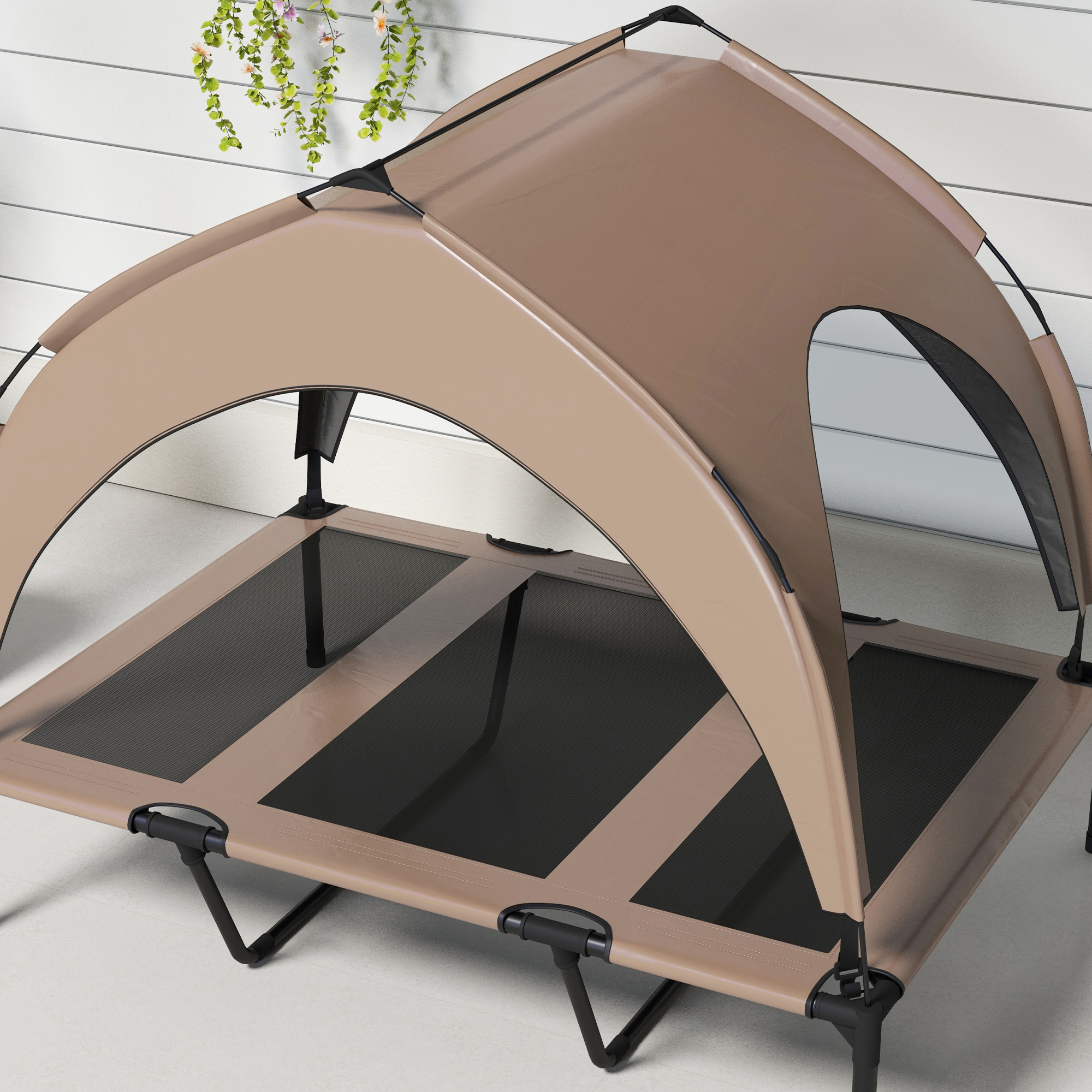 Una cama para mascotas color canela con dosel. La cama está sobre una superficie blanca. Planta arriba derecha.