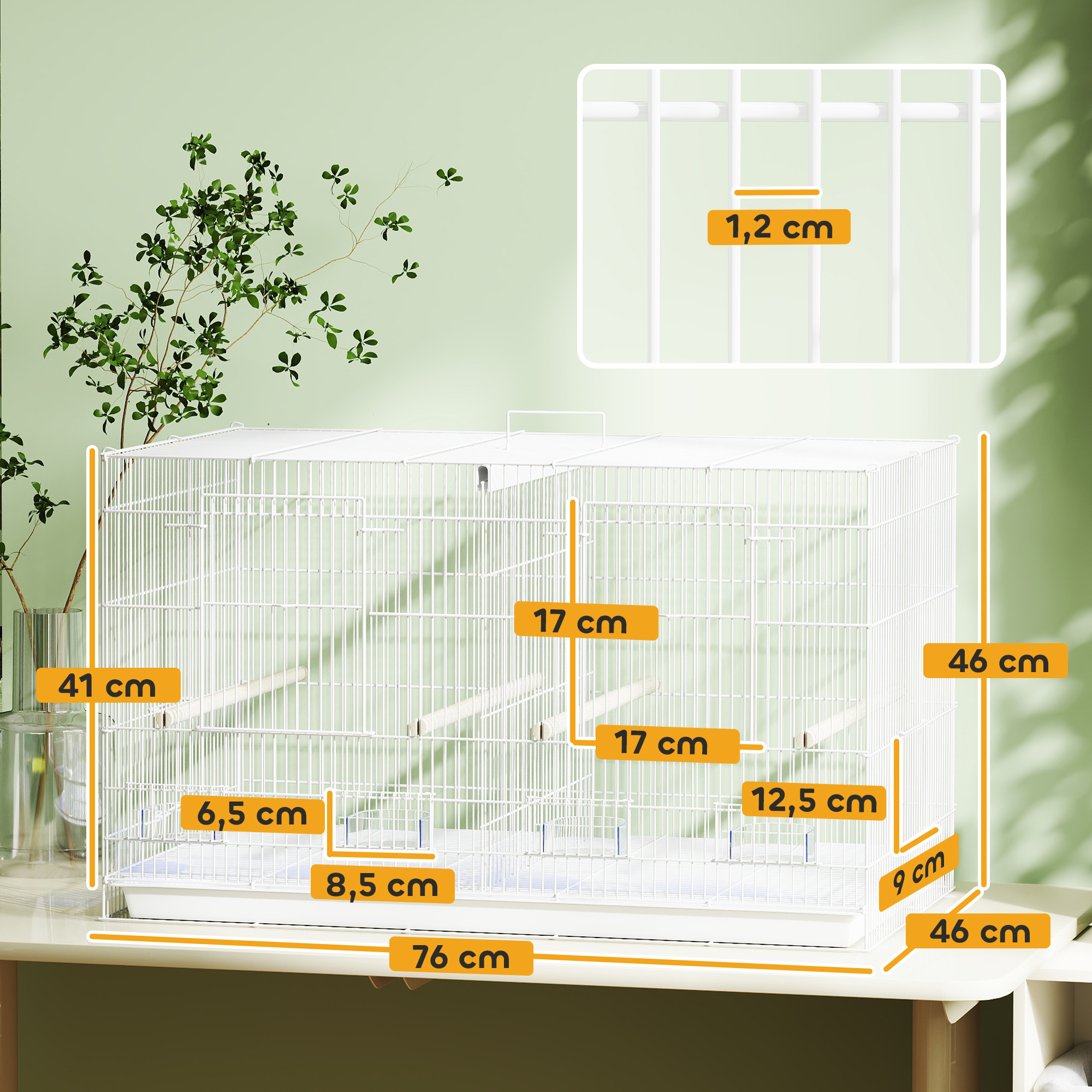 Jaula blanca para pájaros con perchas de madera. Dimensiones etiquetadas. Planta verde a la izq.