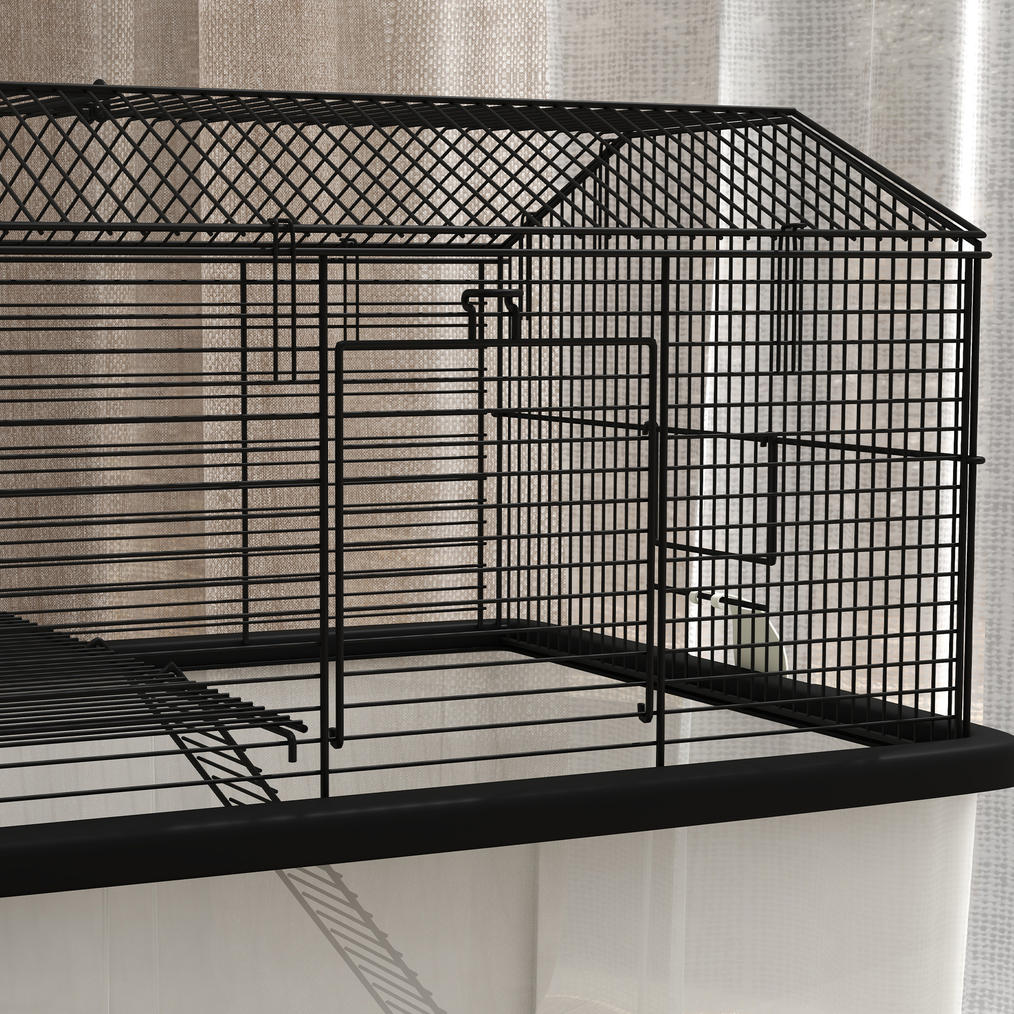 Primer plano de un hábitat negro de alambre para mascotas sobre una base blanca, con una escalera y barras verticales.