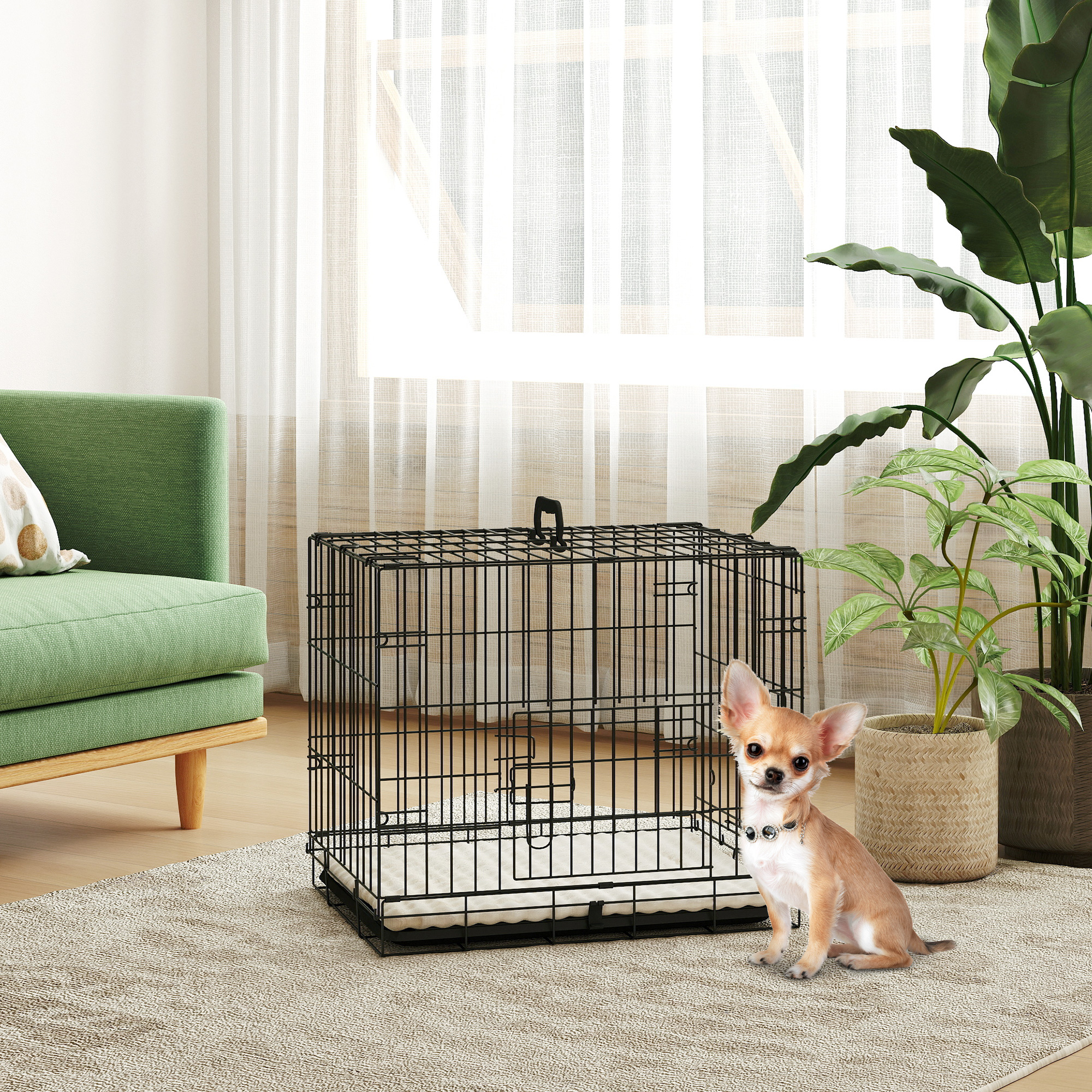 Una jaula para perros de alambre negro en una habitación con un perro delante. Plantas, un sofá y una alfombra están en la habitación.