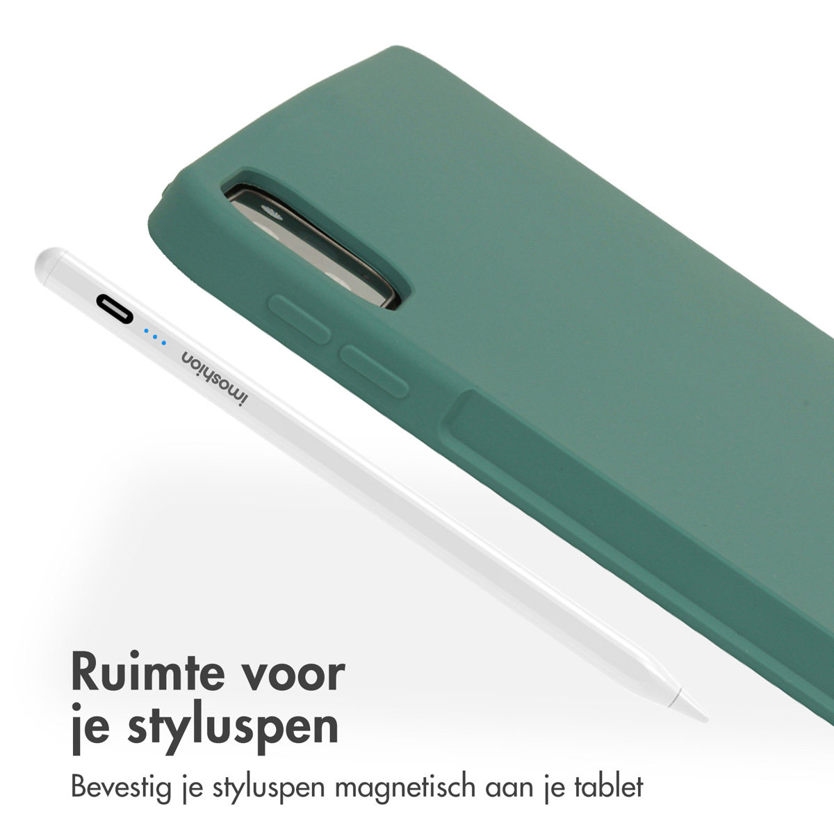 Groene tablethoes met stylus en tablet zichtbaar. Stylus is wit, tablet zit in de hoes.