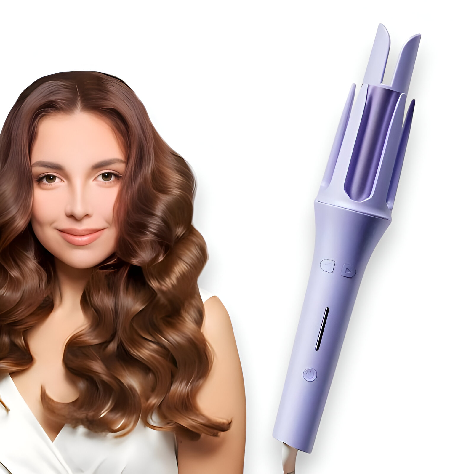 Una mujer sonríe junto a un rizador de pelo morado. Tiene el pelo castaño ondulado y lleva una blusa blanca.