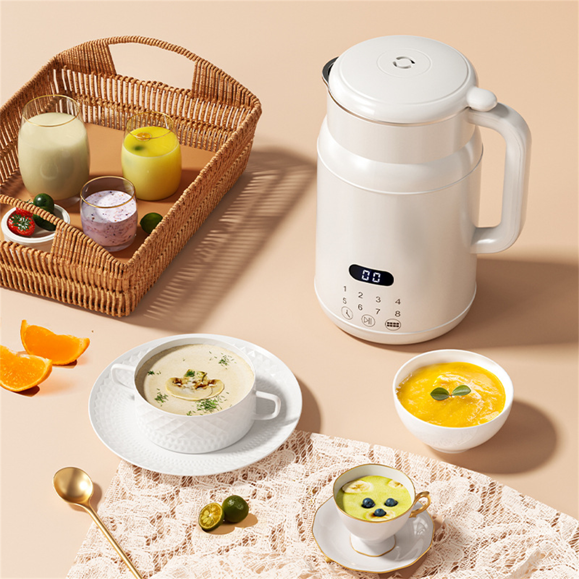 Ein weißer Milchbereiter mit Gläsern Milch und anderen Lebensmitteln auf einem Tisch.