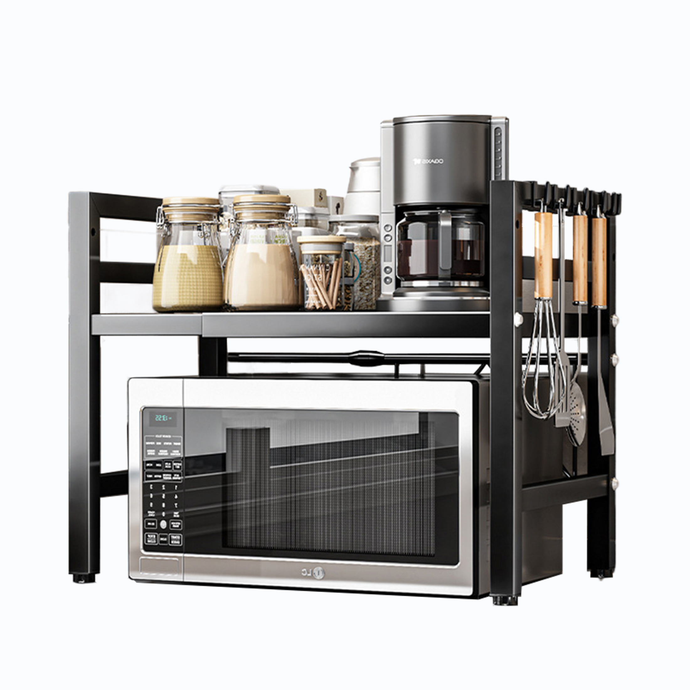 Küchenregal mit Mikrowelle, Kaffeemaschine, Gläsern und Utensilien. Der Hintergrund ist weiß.