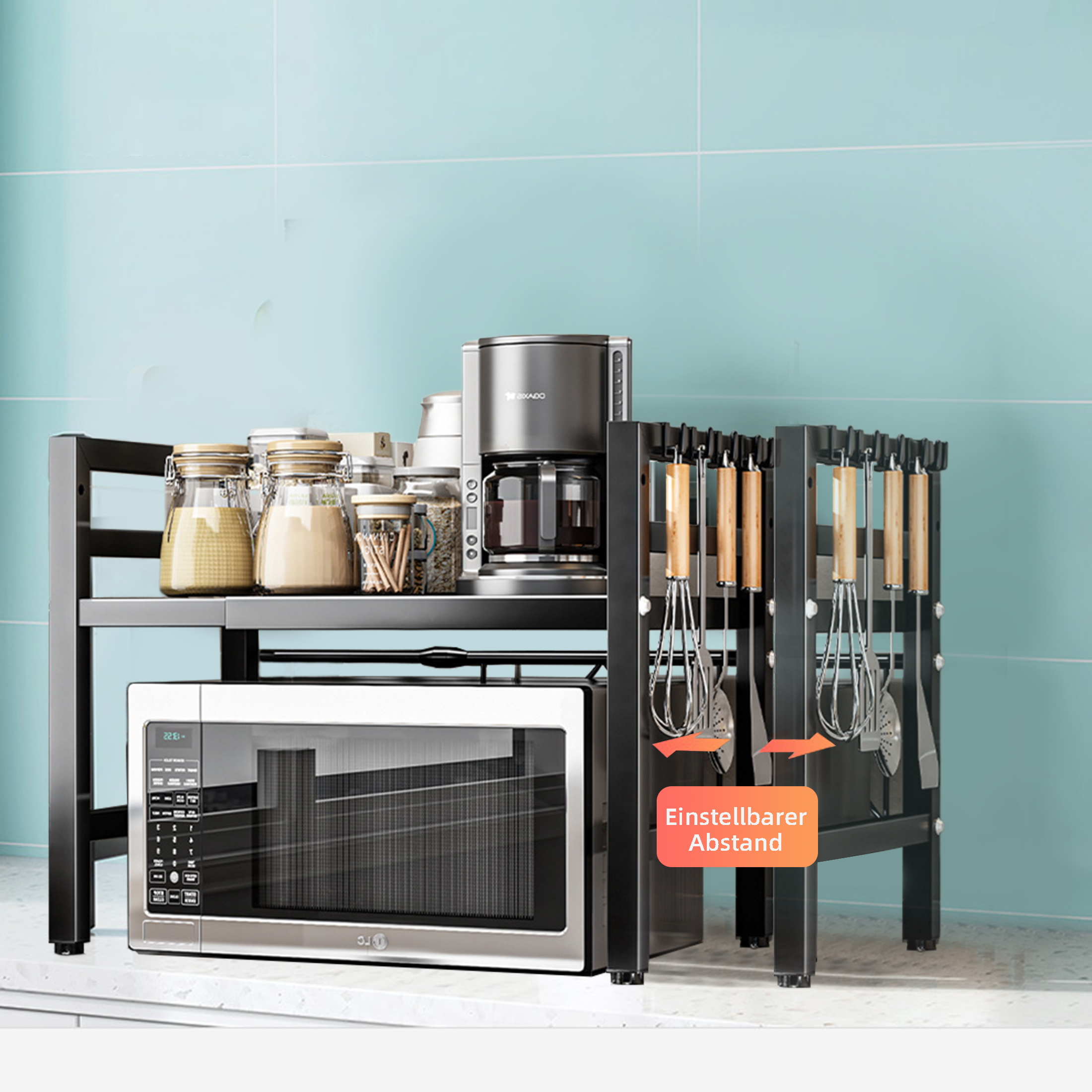 Ein Küchenregal mit Mikrowelle, Kaffeemaschine, Gewürzgläsern und Utensilien. Einstellbarer Abstand ist angegeben.