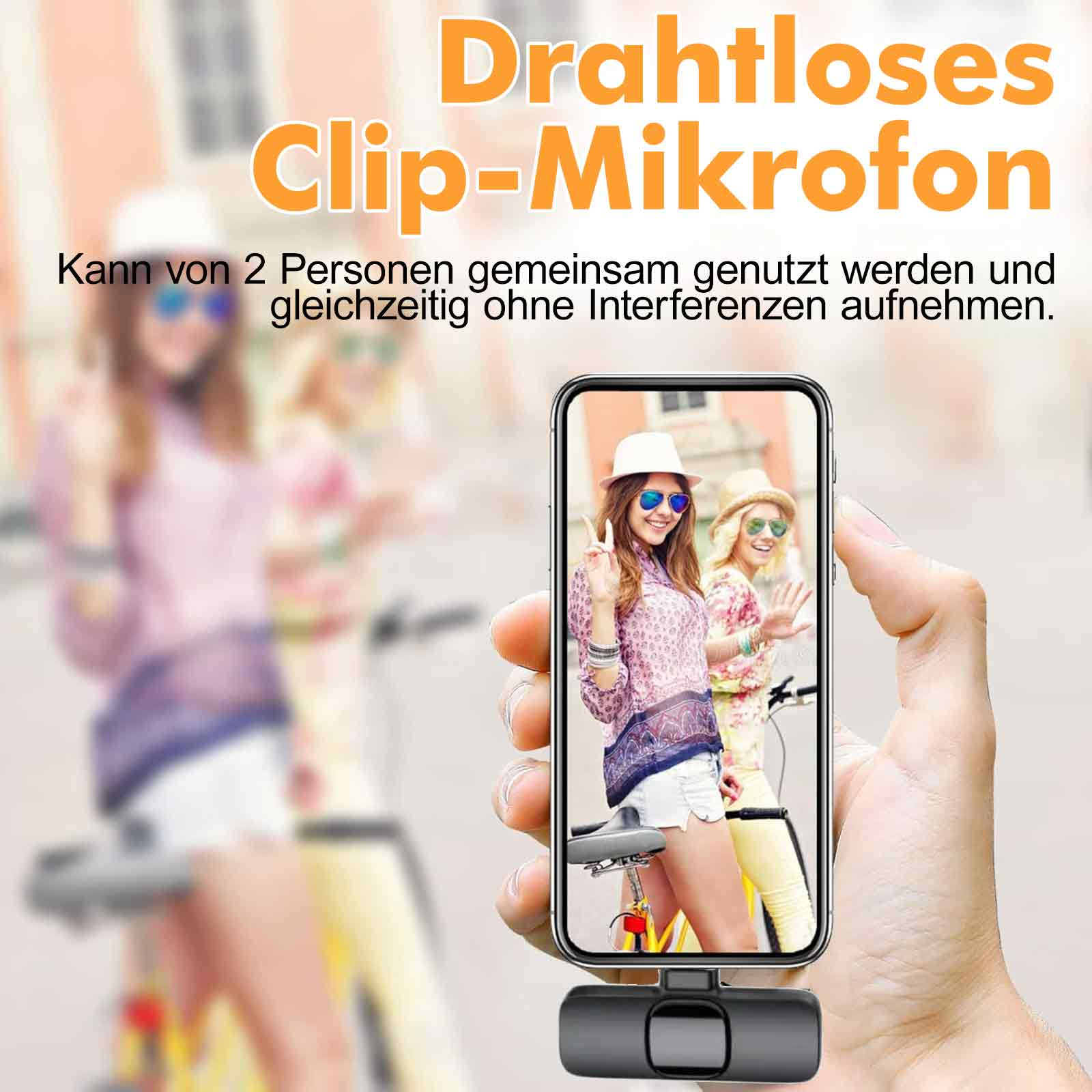 Hand hält ein Telefon, auf dem zwei Frauen zu sehen sind. Ein kleines Mikrofon ist am Telefon befestigt.