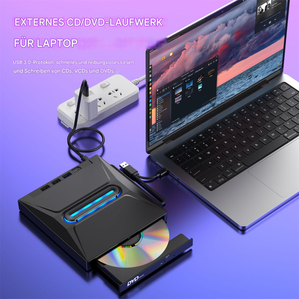Schwarzes Gerät, das mit einem Laptop verbunden ist, mit einer CD darin. Der Laptop ist geöffnet, und eine Steckdosenleiste ist in der Nähe.