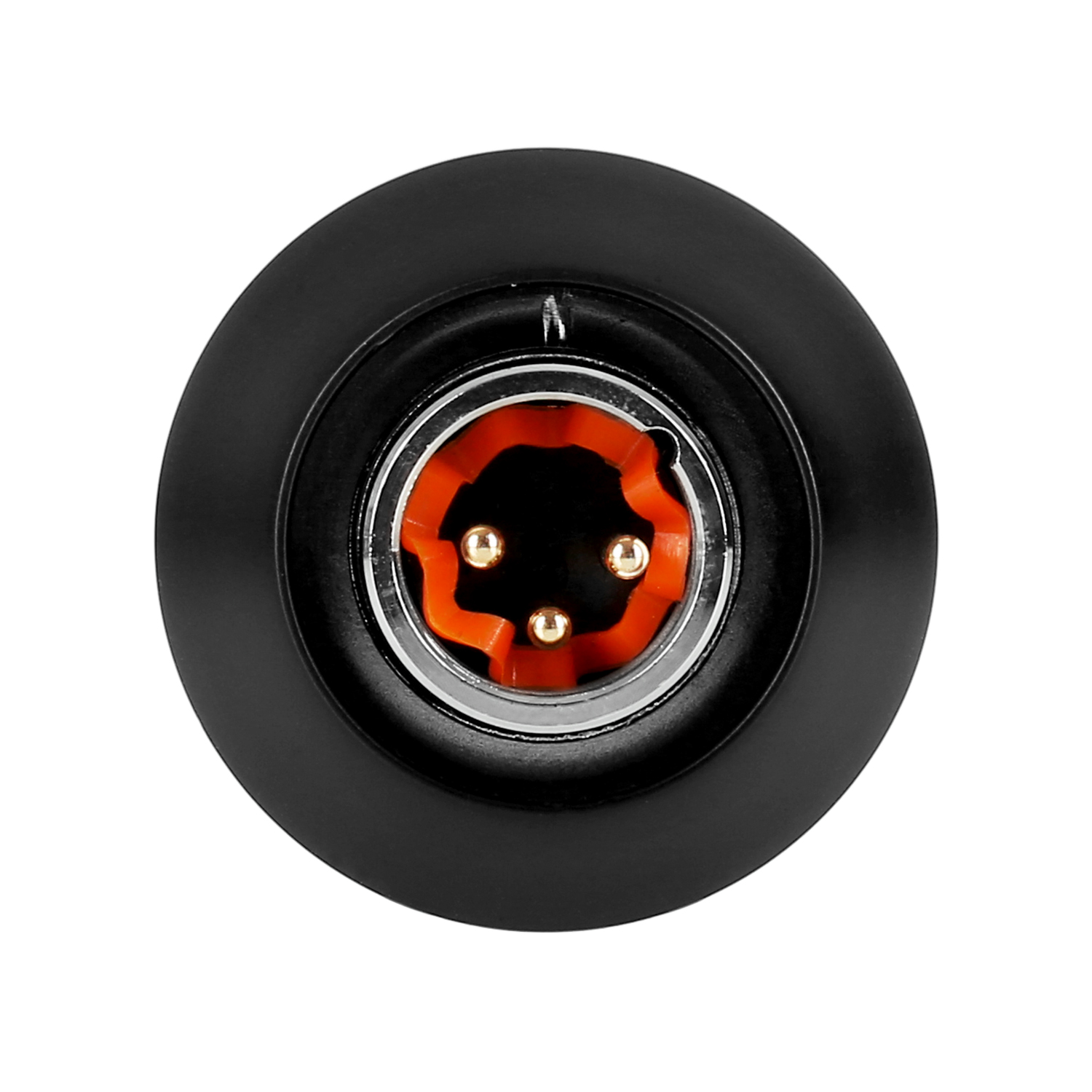 Schwarzer Stecker mit drei orangefarbenen Pins. Der Stecker ist auf weißem Hintergrund. Nahaufnahme.