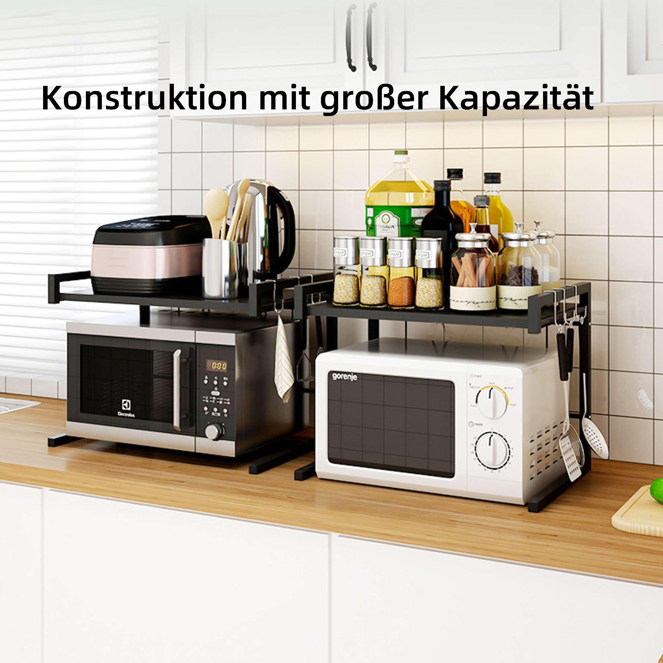 Zwei Mikrowellenöfen auf Regalen mit Küchenutensilien.