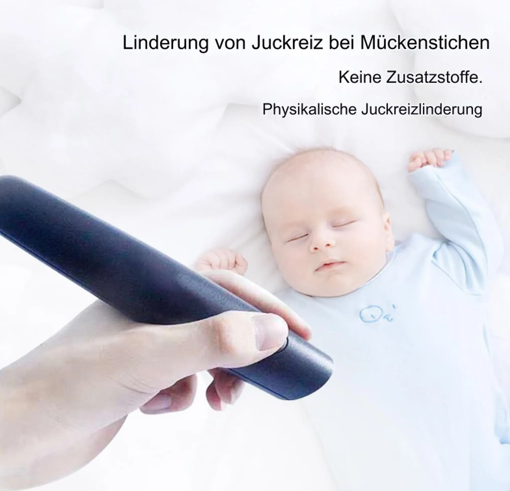Eine Hand hält ein dunkelblaues, längliches Objekt in der Nähe eines schlafenden Babys. Text deutet auf Juckreizlinderung hin.