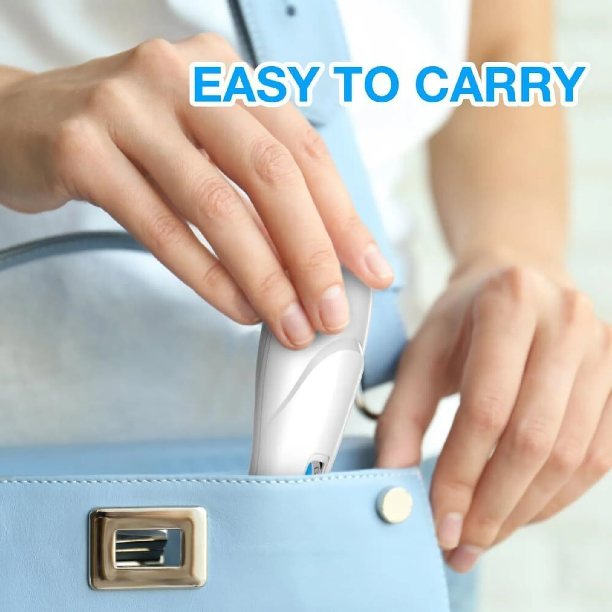 Ein weißes Handgerät wird in eine blaue Handtasche gelegt. Die Szene betont die Portabilität.