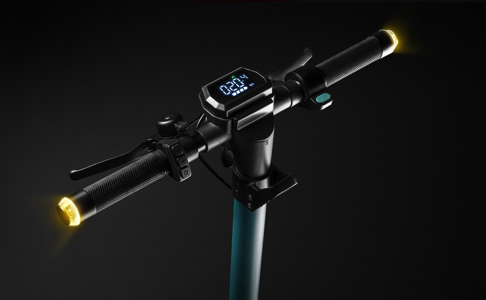 Nahaufnahme des Lenkers eines Elektrorollers mit digitaler Anzeige. Gelbe Lichter an den Enden.