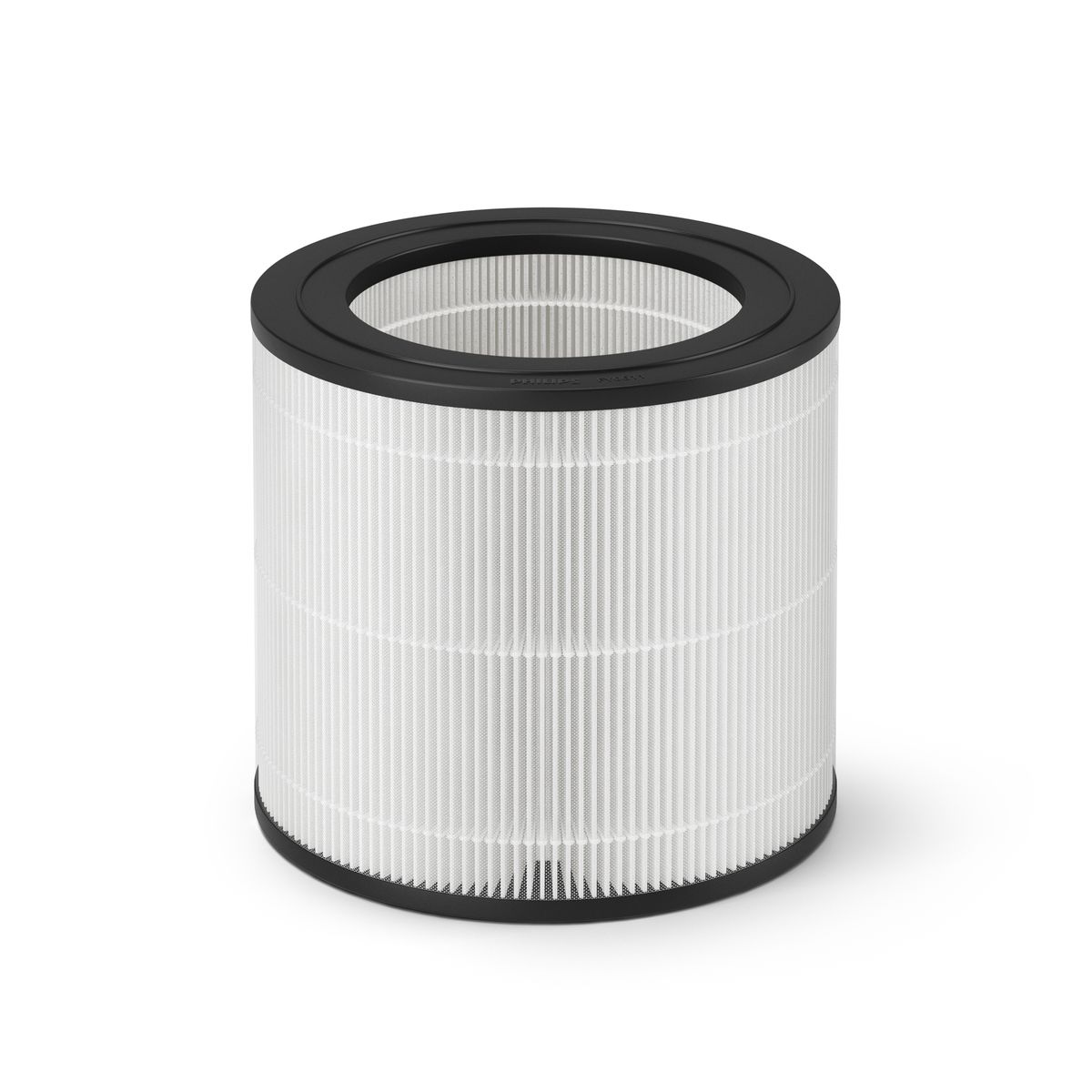 Cylindryczny filtr powietrza z białym plisowanym papierem w środku i czarnymi plastikowymi pierścieniami u góry i u dołu. Izolowany na białym tle.