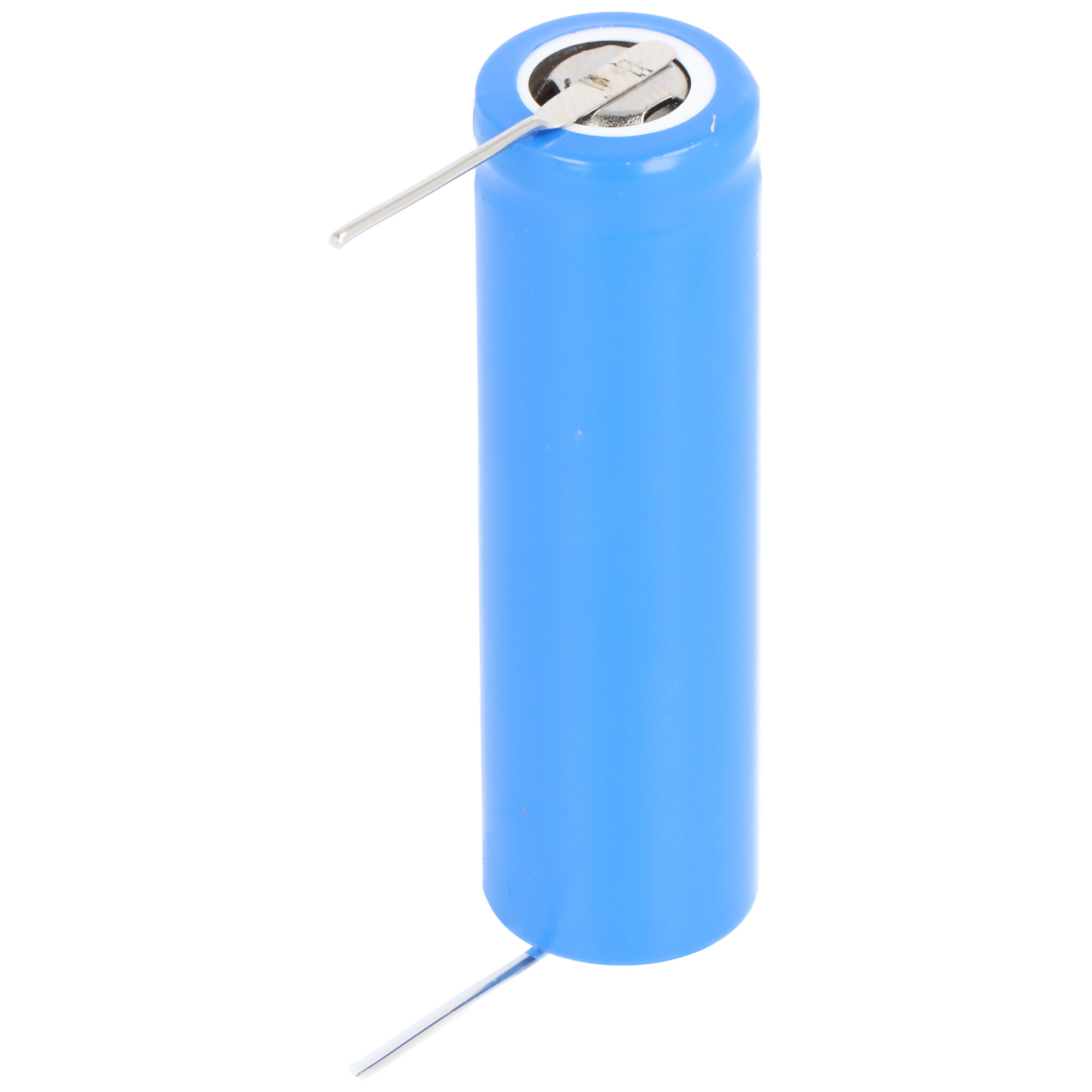 Een blauwe batterij met een metalen pin aan de boven- en onderkant, tegen een witte achtergrond. De batterij is cilindrisch.
