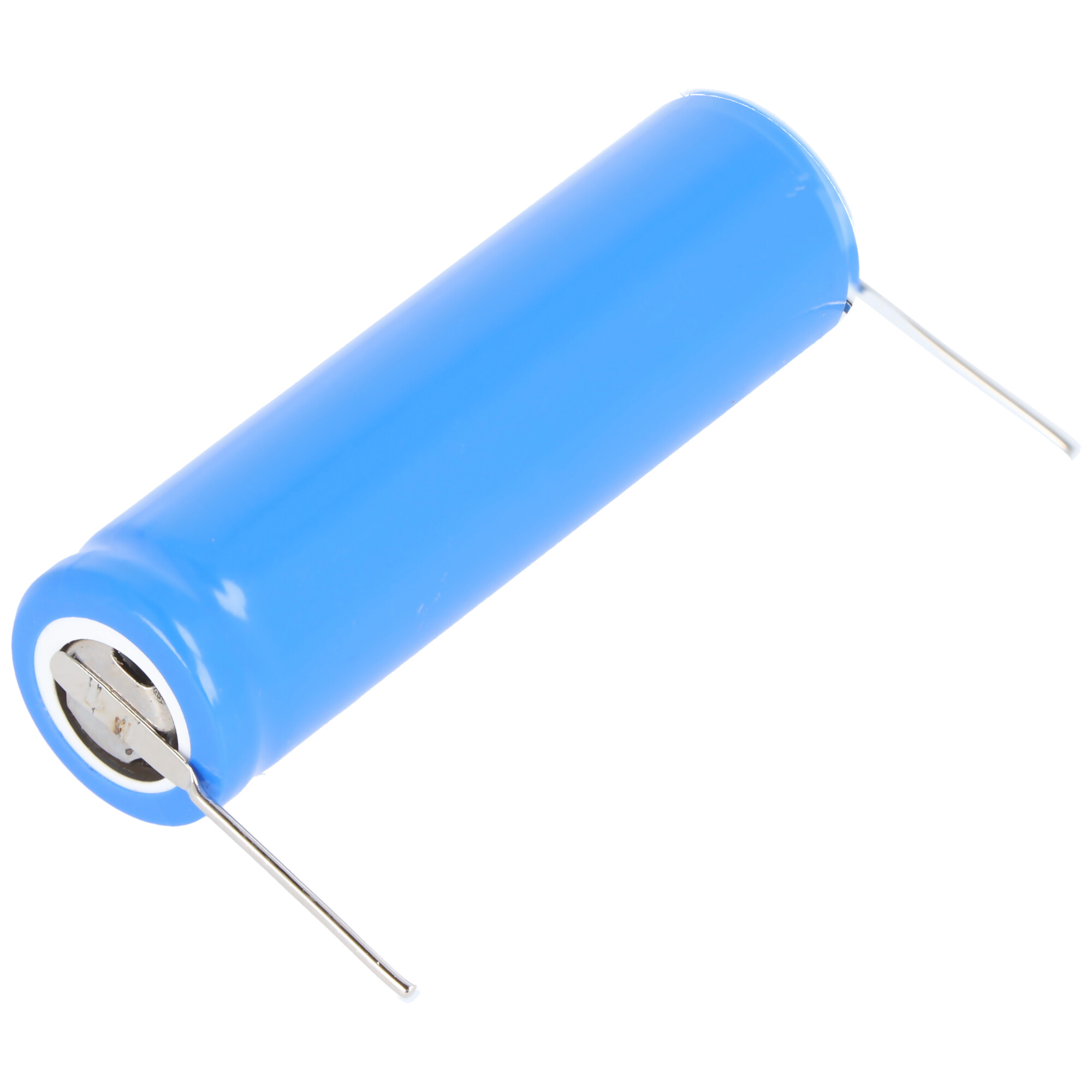 Een blauwe batterij met twee metalen pinnen die zich vanaf de uiteinden uitstrekken, tegen een witte achtergrond. De batterij is cilindrisch.