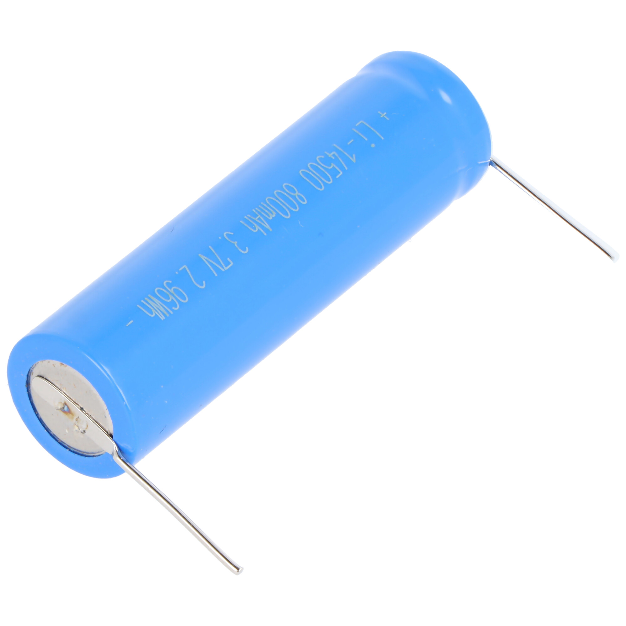 Een enkele blauwe cilindrische batterij met twee metalen pinnen die zich uitstrekken vanaf de uiteinden. Witte achtergrond.