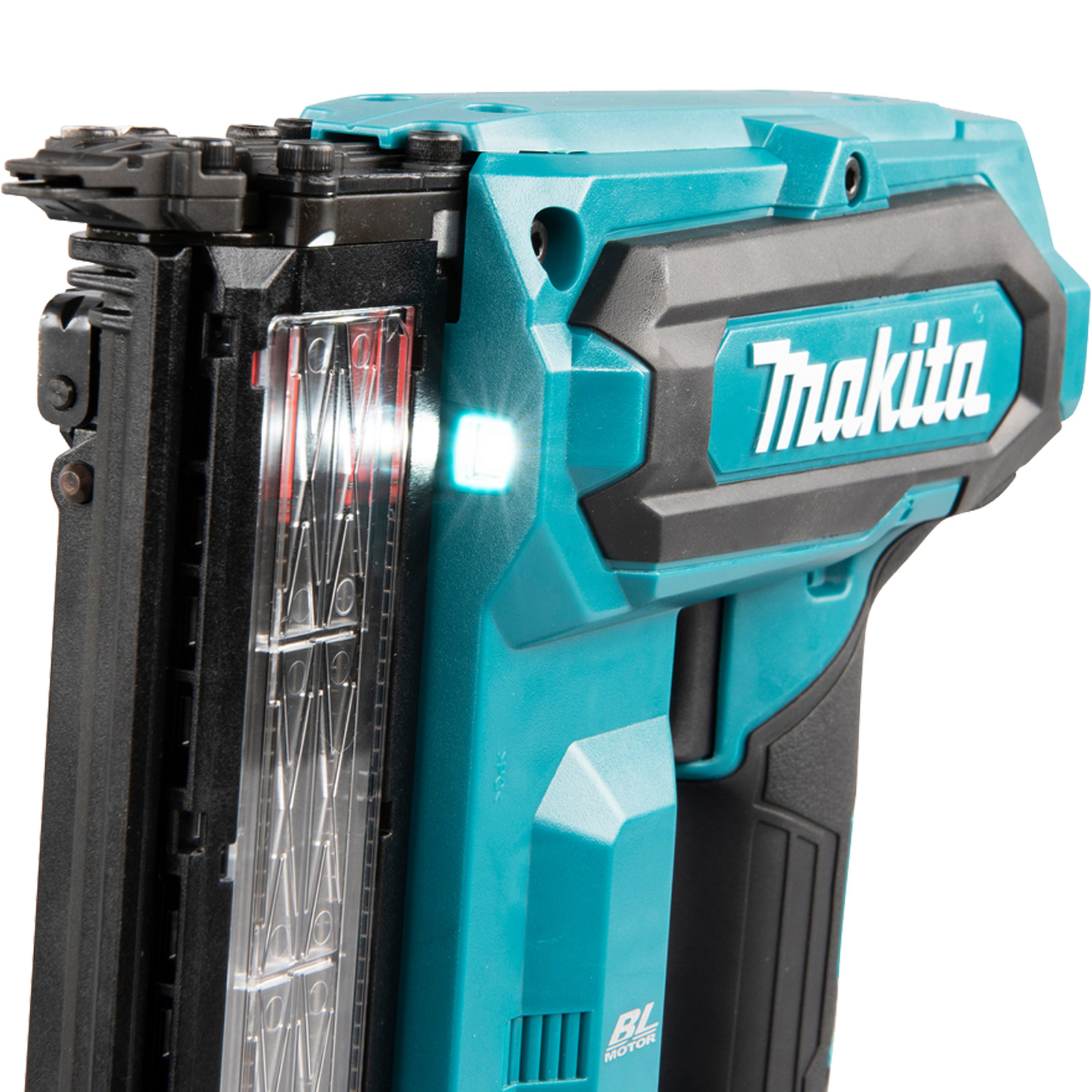 Un primo piano di una sparachiodi turchese e nera, con una luce accesa. Il logo Makita è visibile.