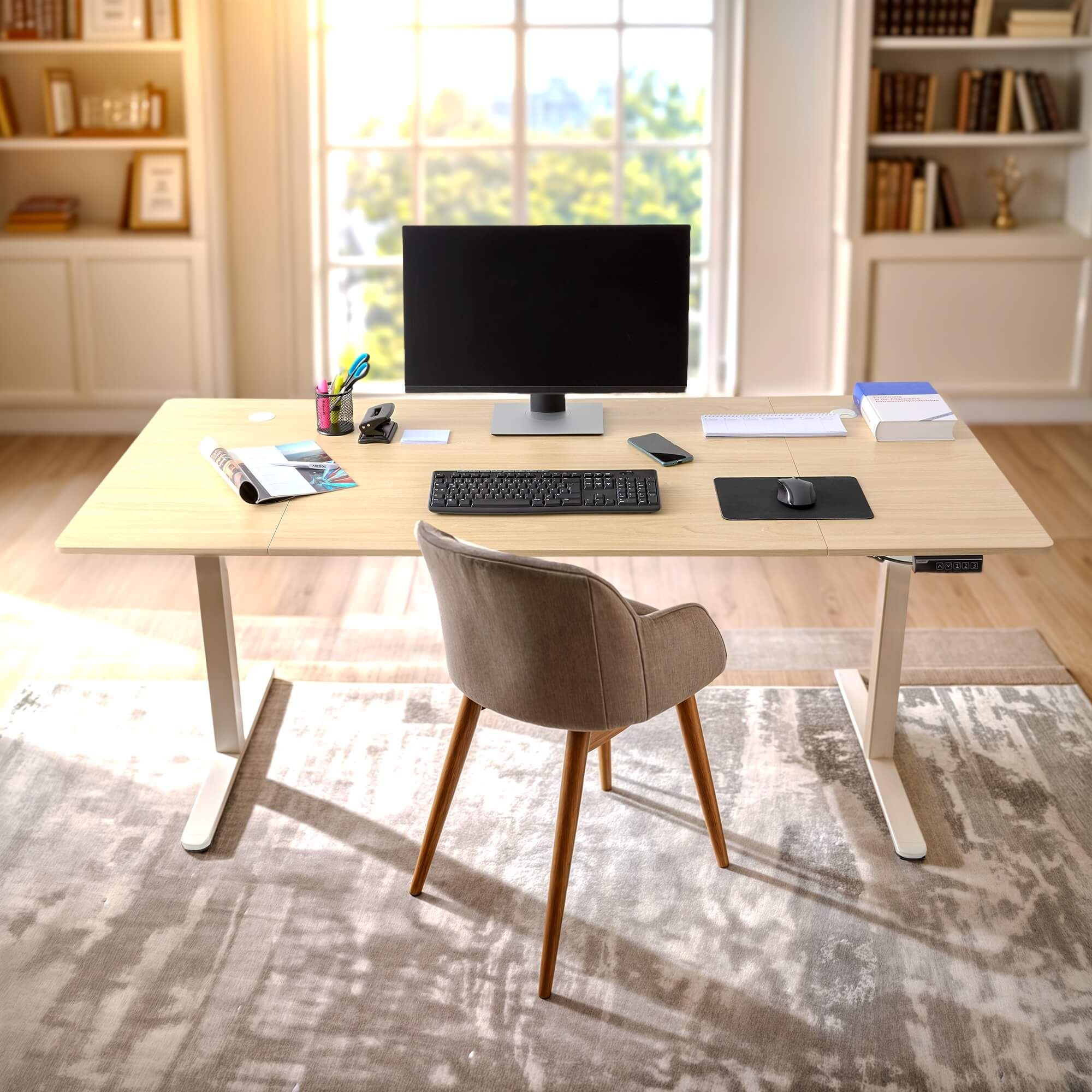 Ein moderner Bürotisch mit Computer, Tastatur und Zubehör. Ein Stuhl steht davor.