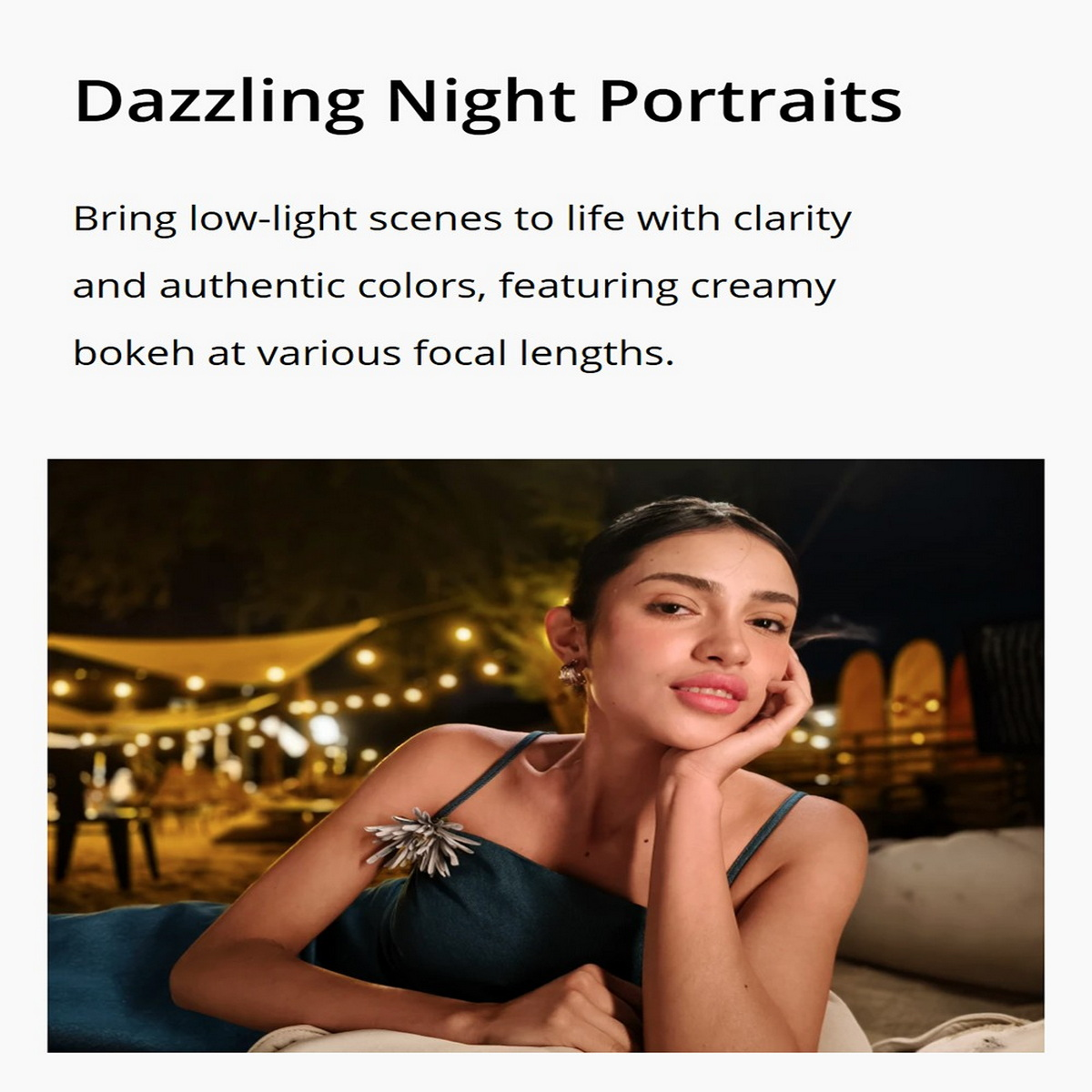 Kobieta uśmiecha się do kamery, na zewnątrz w nocy. Obraz podkreśla możliwości portretowe telefonu w nocy.