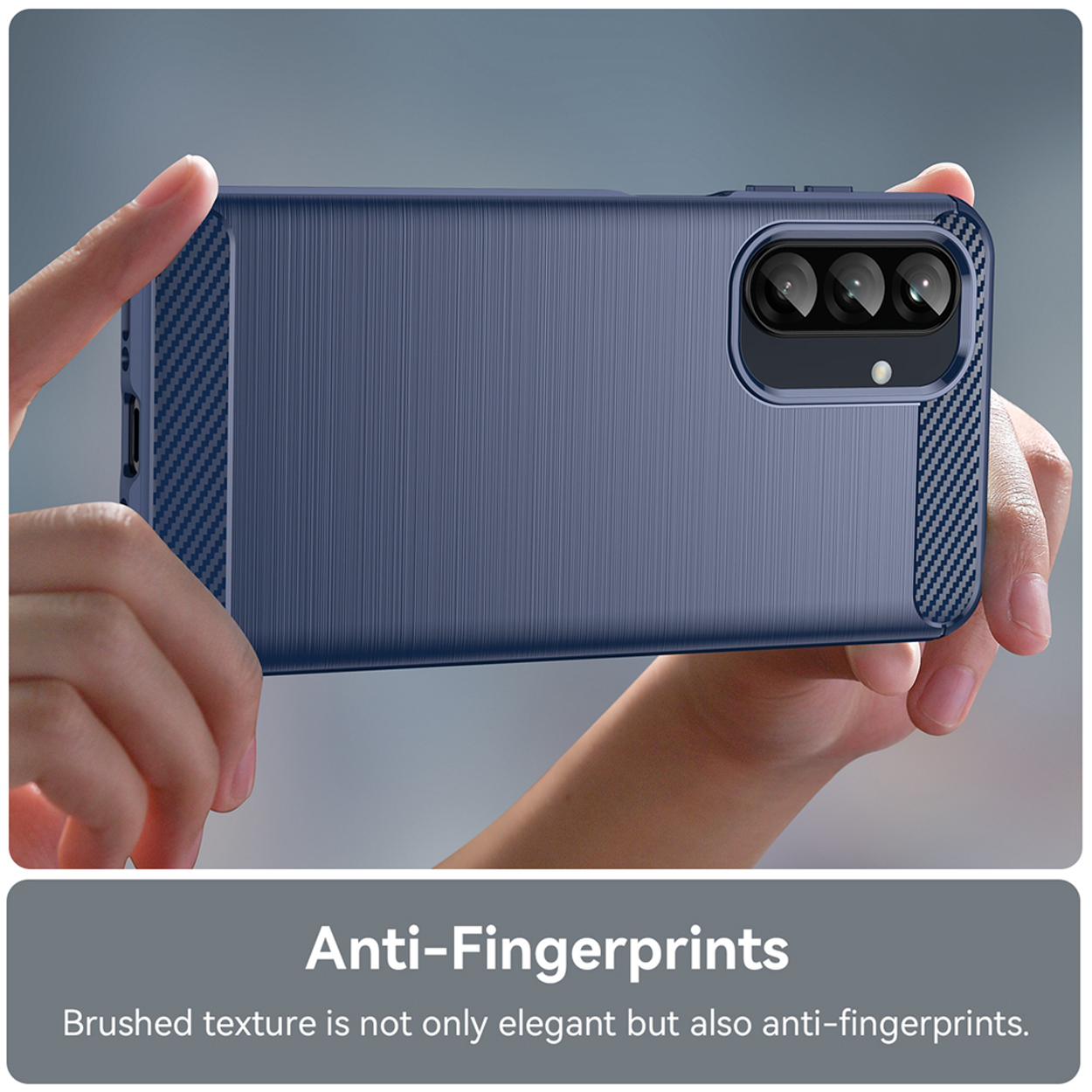 Mains tenant un étui de téléphone bleu. L'étui a un dos texturé et une bosse pour la caméra. Texte en bas.