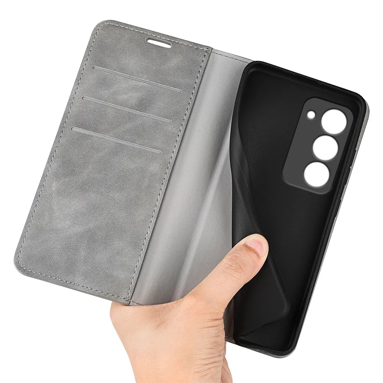 Une main ouvre un étui de téléphone en cuir gris. Le téléphone est noir. À l'intérieur, il n'y a pas de fentes pour cartes.