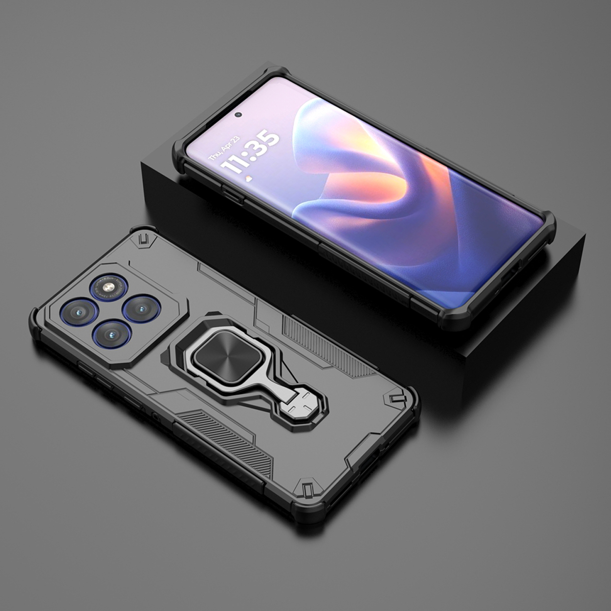 Twee telefoons met hoesjes. Eén staat op een standaard. De andere ligt op een tafel. Beide zijn donkergrijs.