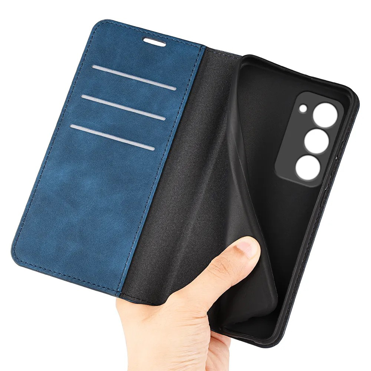 Een hand die een blauwe telefoonhoes opent. De hoes is open en toont de zwarte binnenkant en het telefoonframe.