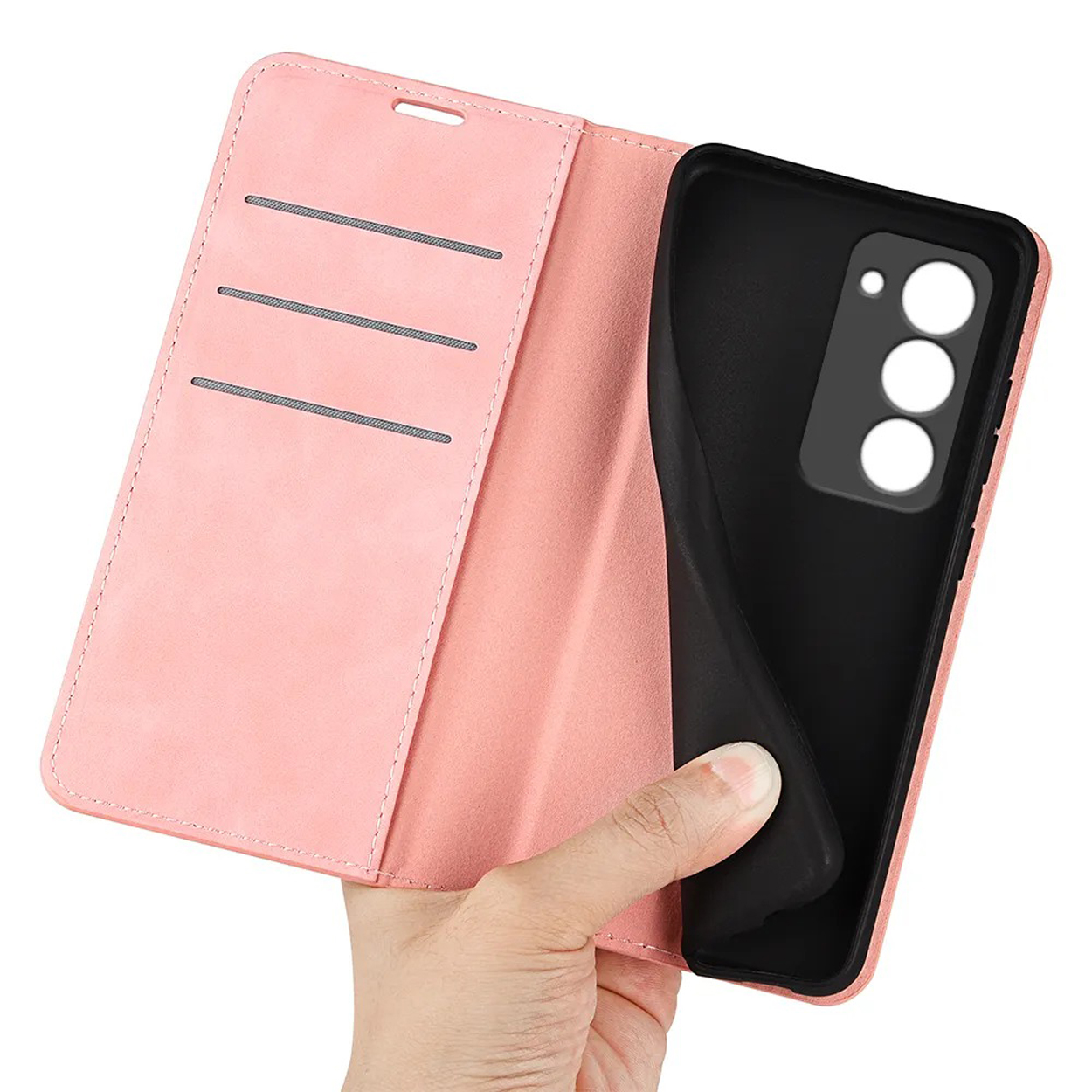 Étui de téléphone rose et une main tient un téléphone à l'intérieur.