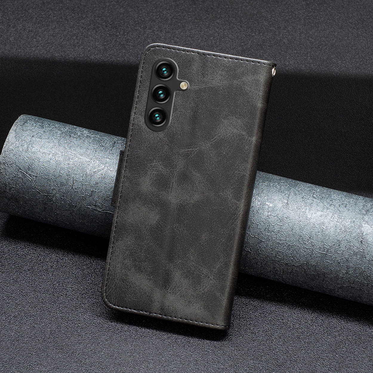 Donkergrijze telefoonhoes met telefoon. De telefoon heeft drie camera's.
