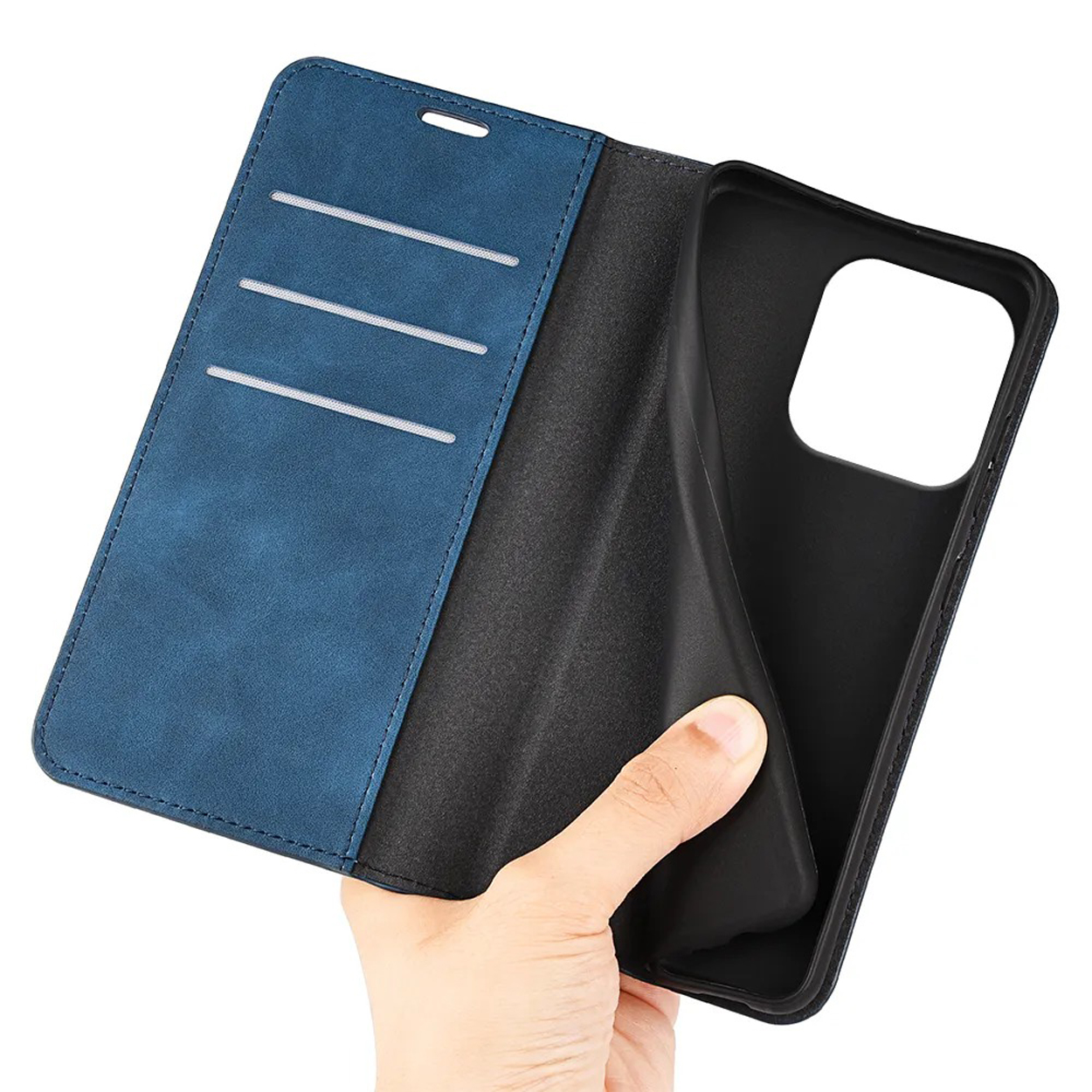 Blauwe telefoonhoes met een hand die de telefoon vasthoudt. De hoes is open.