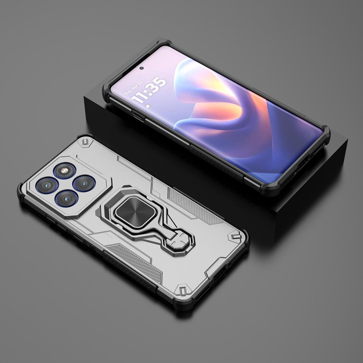 Grijze telefoonhoes met ringhouder, met een telefoondisplay met tijd en achtergrond, op een zwart oppervlak.