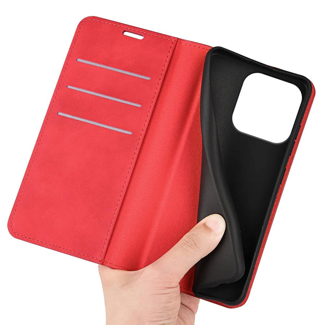 Een hand houdt een rode telefoonhoes open. Binnenin zitten kaartsleuven en een zwarte telefoonhouder.