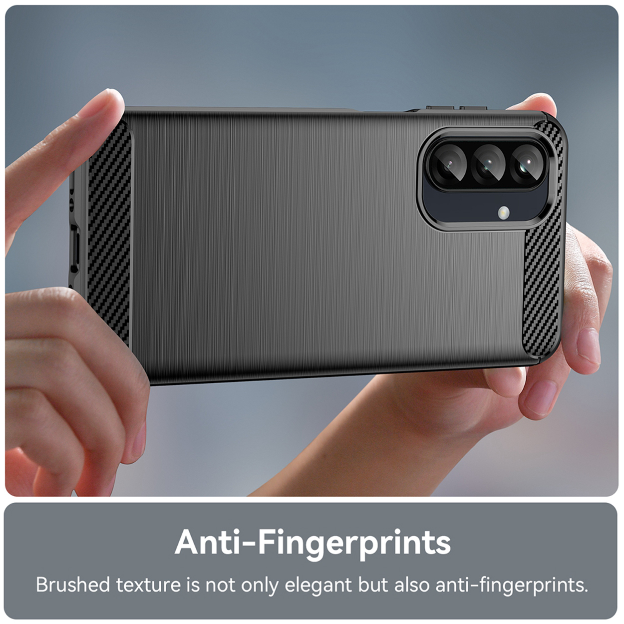 Handen die een zwarte telefoon vasthouden met een textuurhoes. Tekst zegt 'Anti-Fingerprints' en 'Brushed texture'.