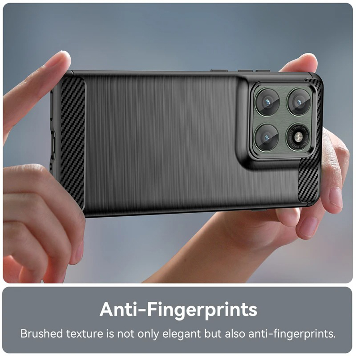 Mains tenant un téléphone noir avec un étui texturé. Le texte dit 'Anti-Fingerprints' et 'Brushed texture'.