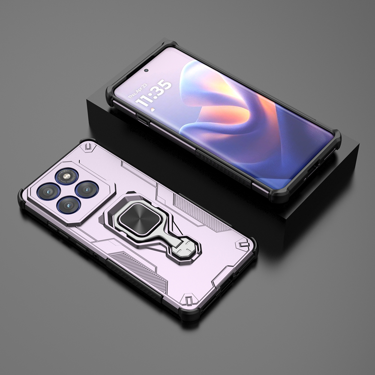 Twee telefoons met hoesjes. Eén is roze met een ringhouder. De andere is zwart. Beide op een donker oppervlak.