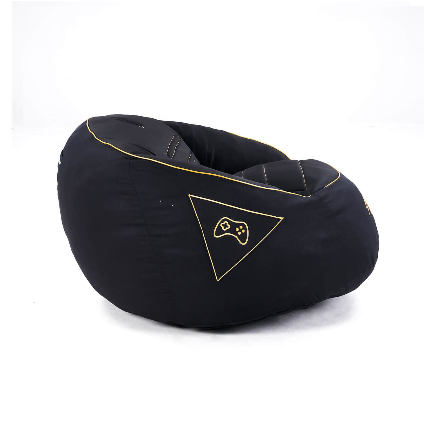 Una silla puf negra con ribete dorado y un logo triangular con un mando de juegos en su interior.