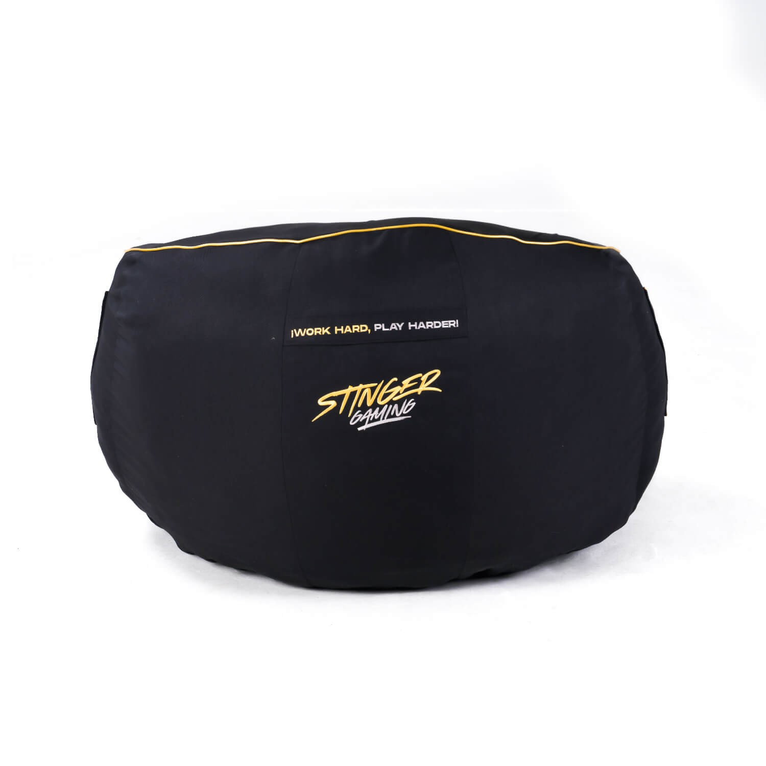 Silla de saco negra con logo y texto dorados. 'STINGER GAMING' y 'WORK HARD, PLAY HARDER' visibles.