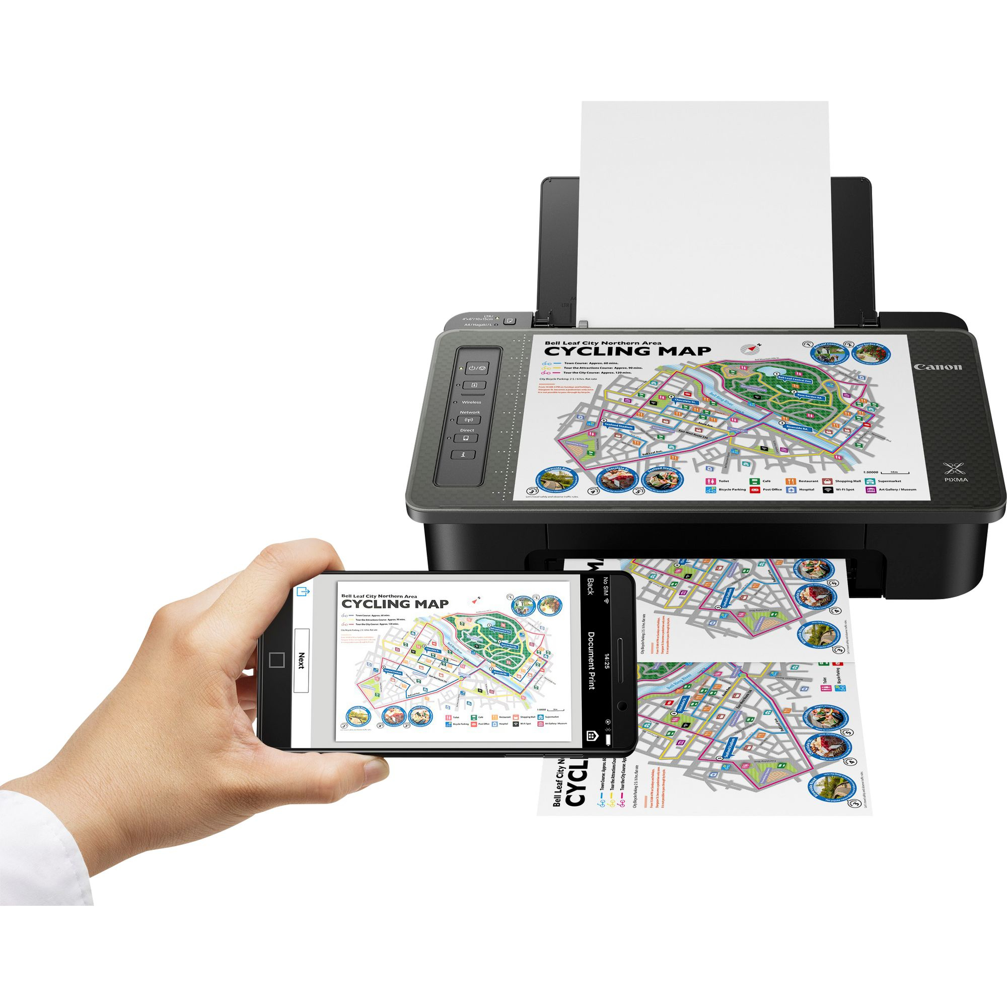 Una stampante stampa una mappa ciclistica, viene tenuto un telefono con la stessa mappa. Lo sfondo è bianco.
