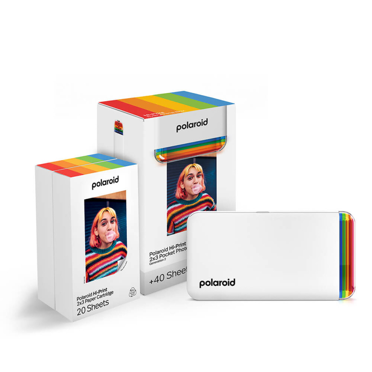 Drei Polaroid-Boxen und ein Drucker mit Regenbogenstreifen auf weißer Oberfläche. Eine Frau ist auf den Boxen.