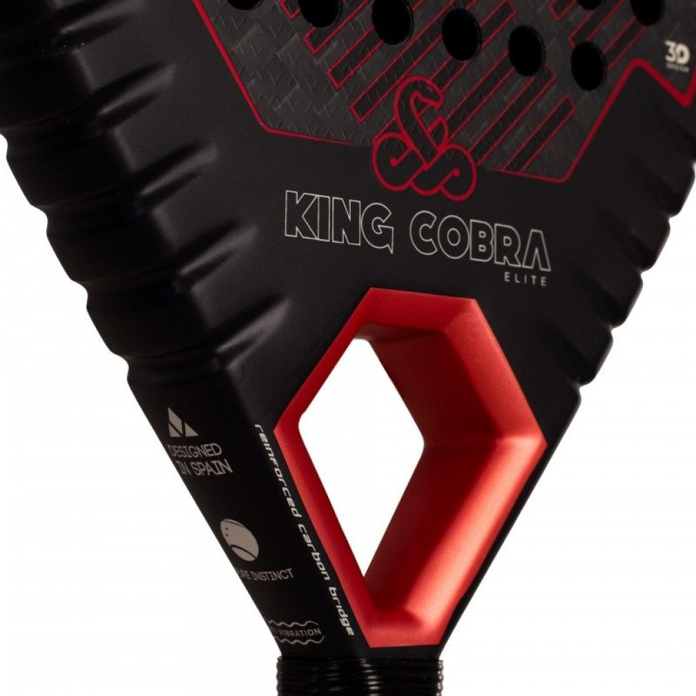 Primo piano di una racchetta da padel nera e rossa. Le parole 'KING COBRA ELITE' sono visibili.