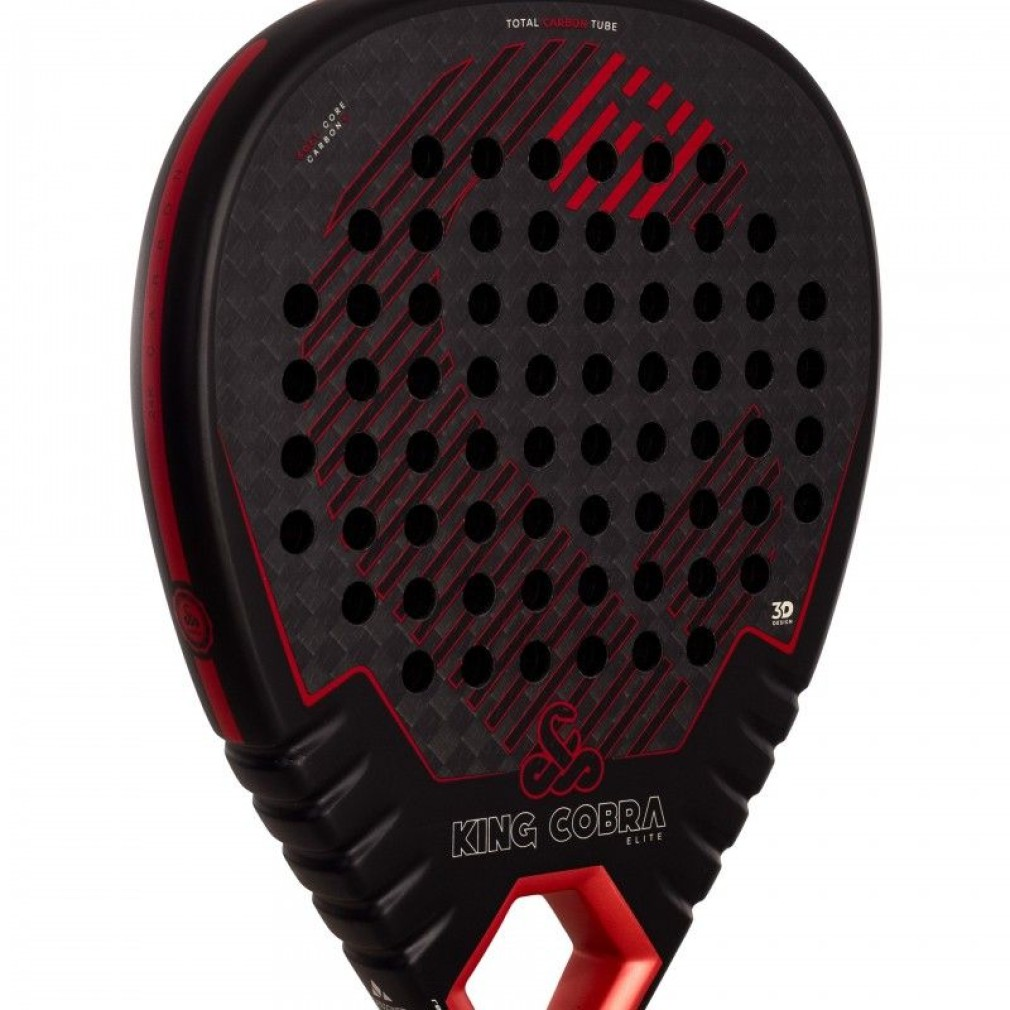 Primo piano di una racchetta da padel nera e rossa. Ha un motivo a fori e le parole 'KING COBRA ELITE' sono visibili.