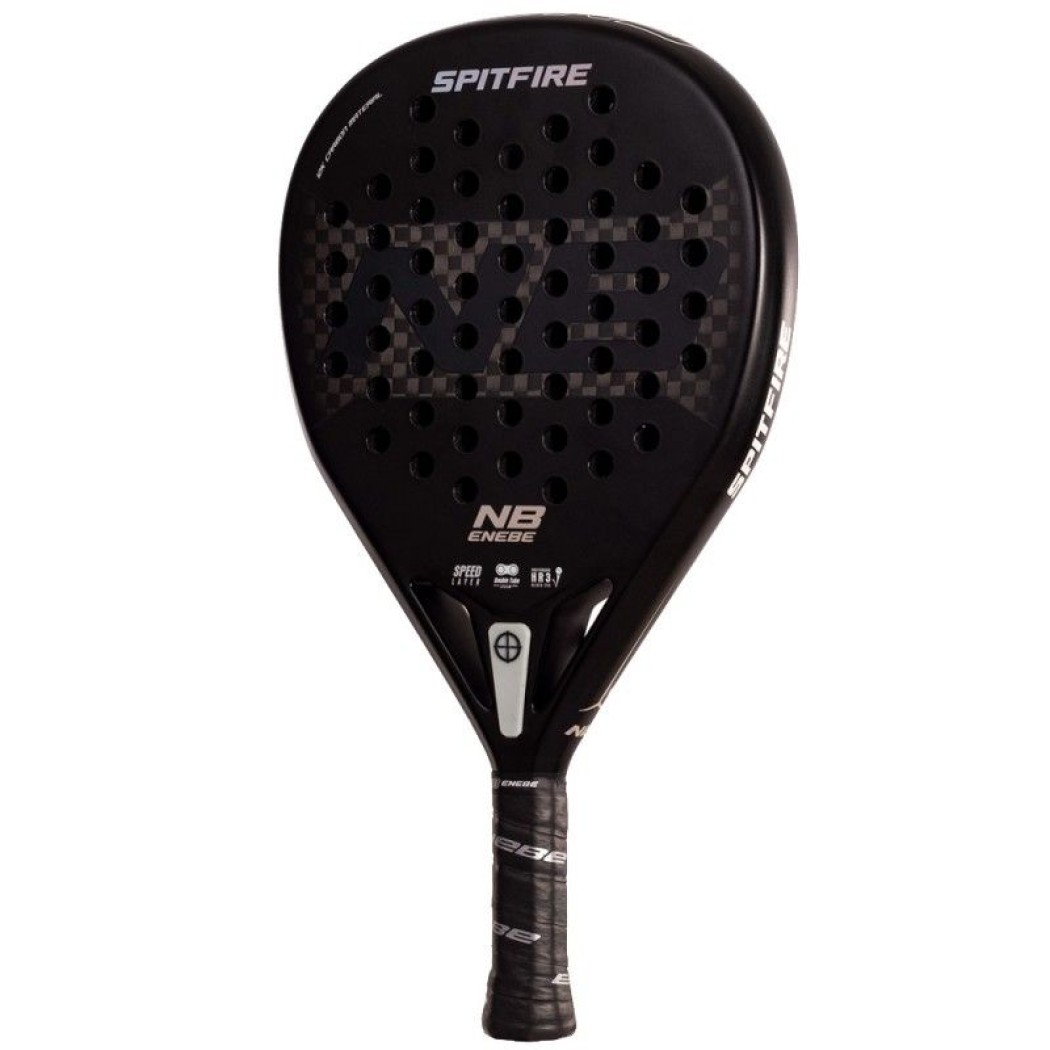 Pala de pádel negra con logo blanco y negro. La pala tiene muchos agujeros. La marca 'Spitfire' es visible.