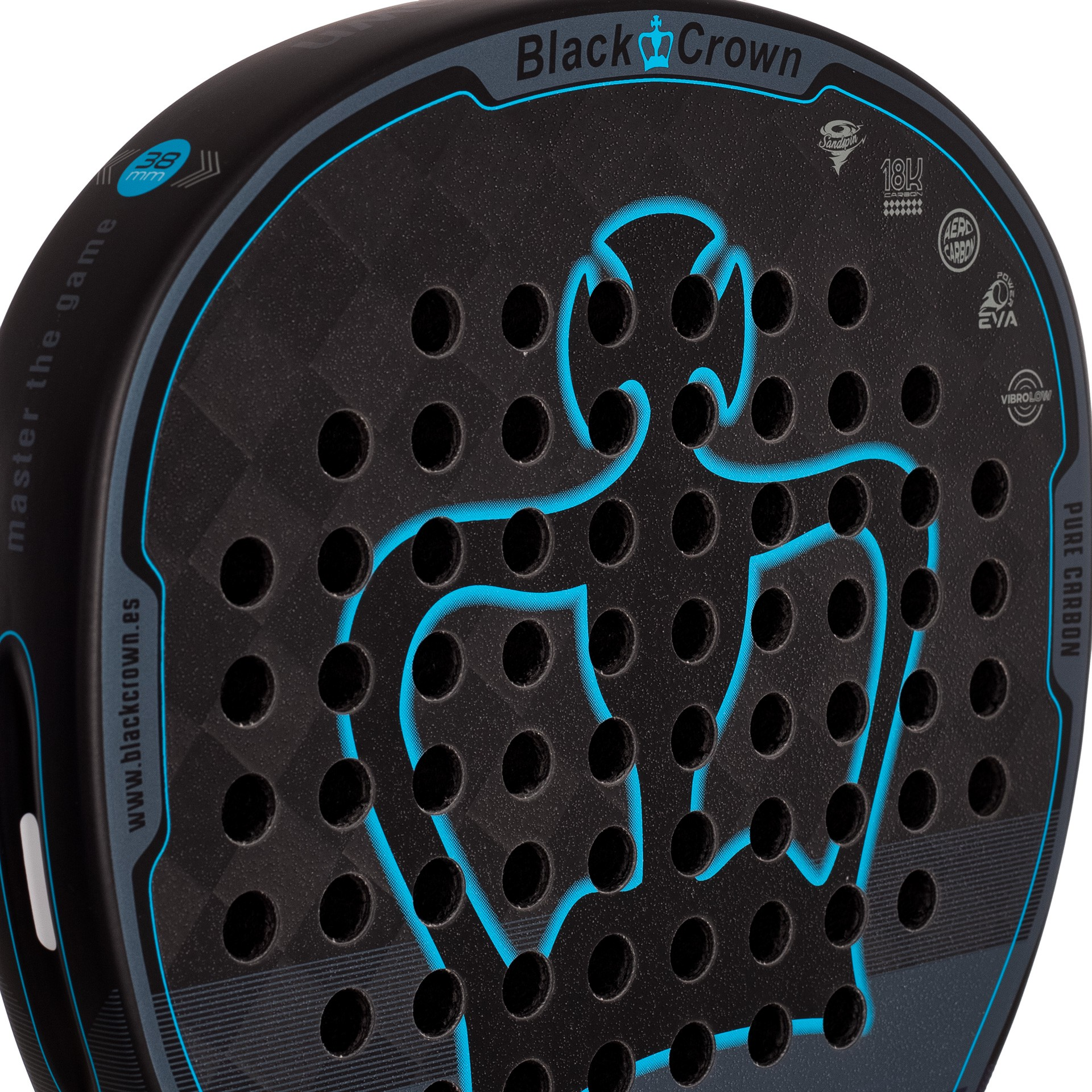 Primo piano della faccia di una racchetta da padel nera con un design a corona in blu neon e numerosi fori neri.