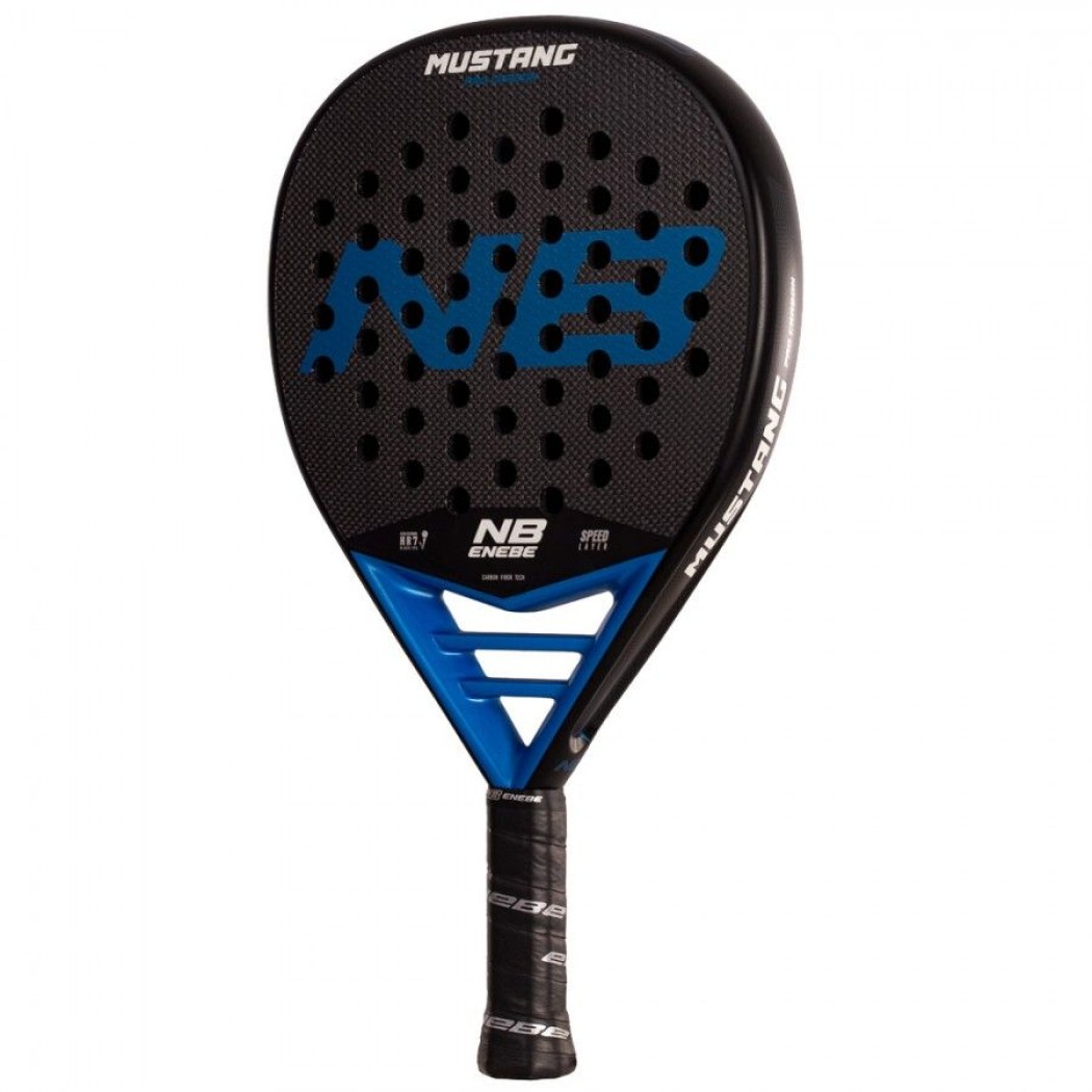 Raqueta de pádel negra con diseño azul 'NB'. La marca es Mustang. El mango es negro.